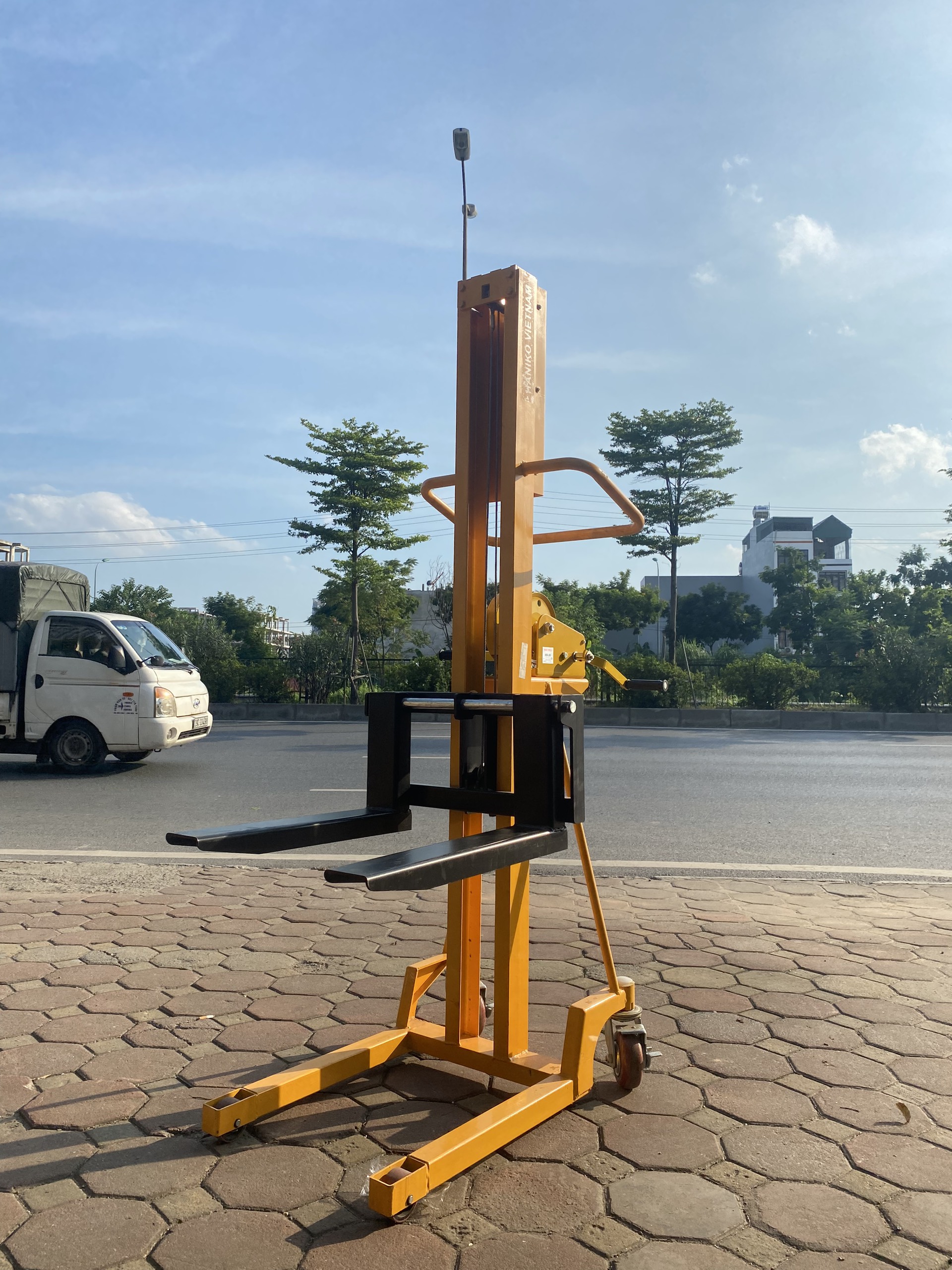 Xe nâng tay quay kawasaki 500kg