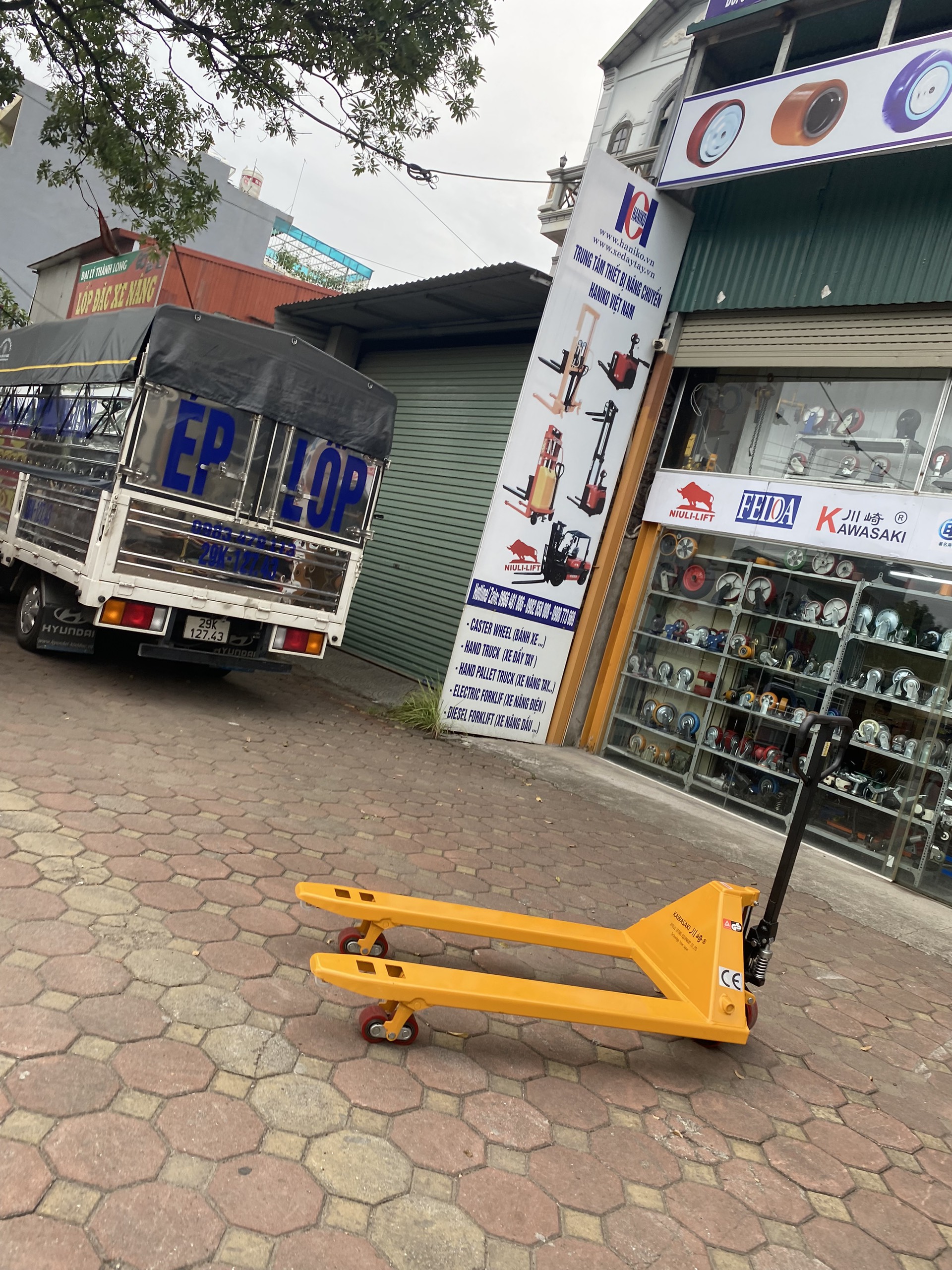 Xe nâng tay thấp kawasaki 3T rộng 680x1220