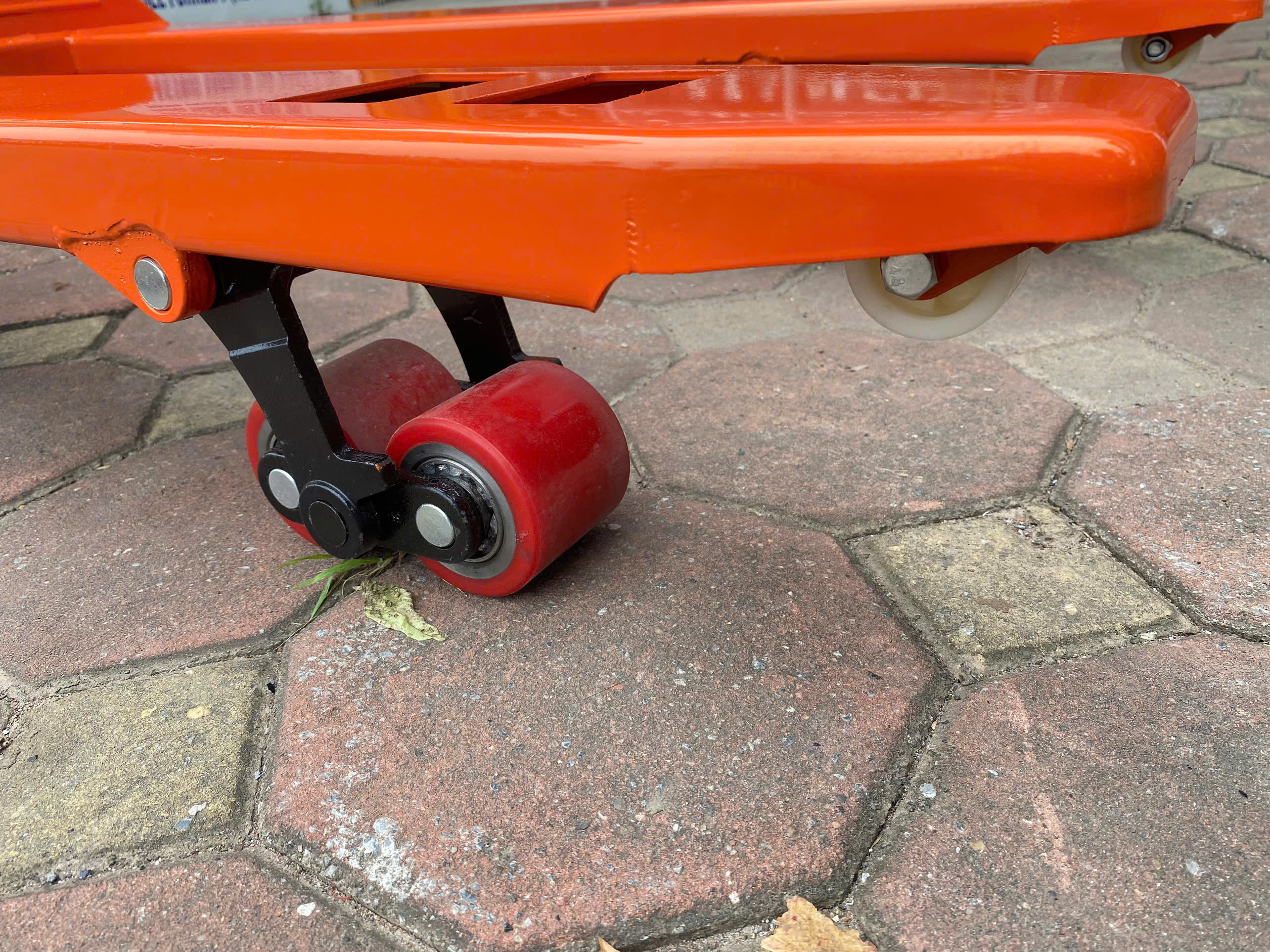 Xe nâng tay thấp 3000kg càng hẹp 550x1150