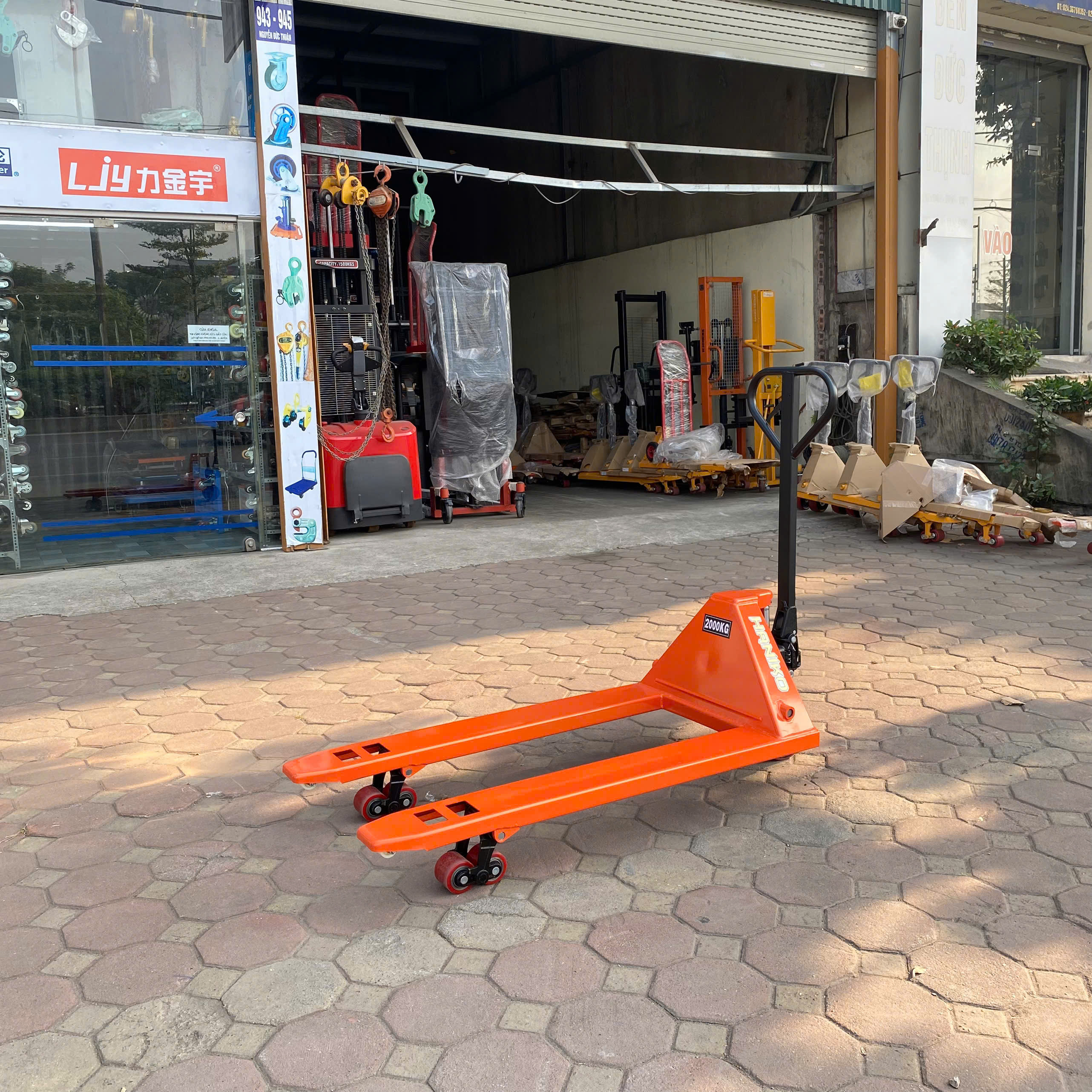 Xe nâng tay thấp 2000kg càng hẹp