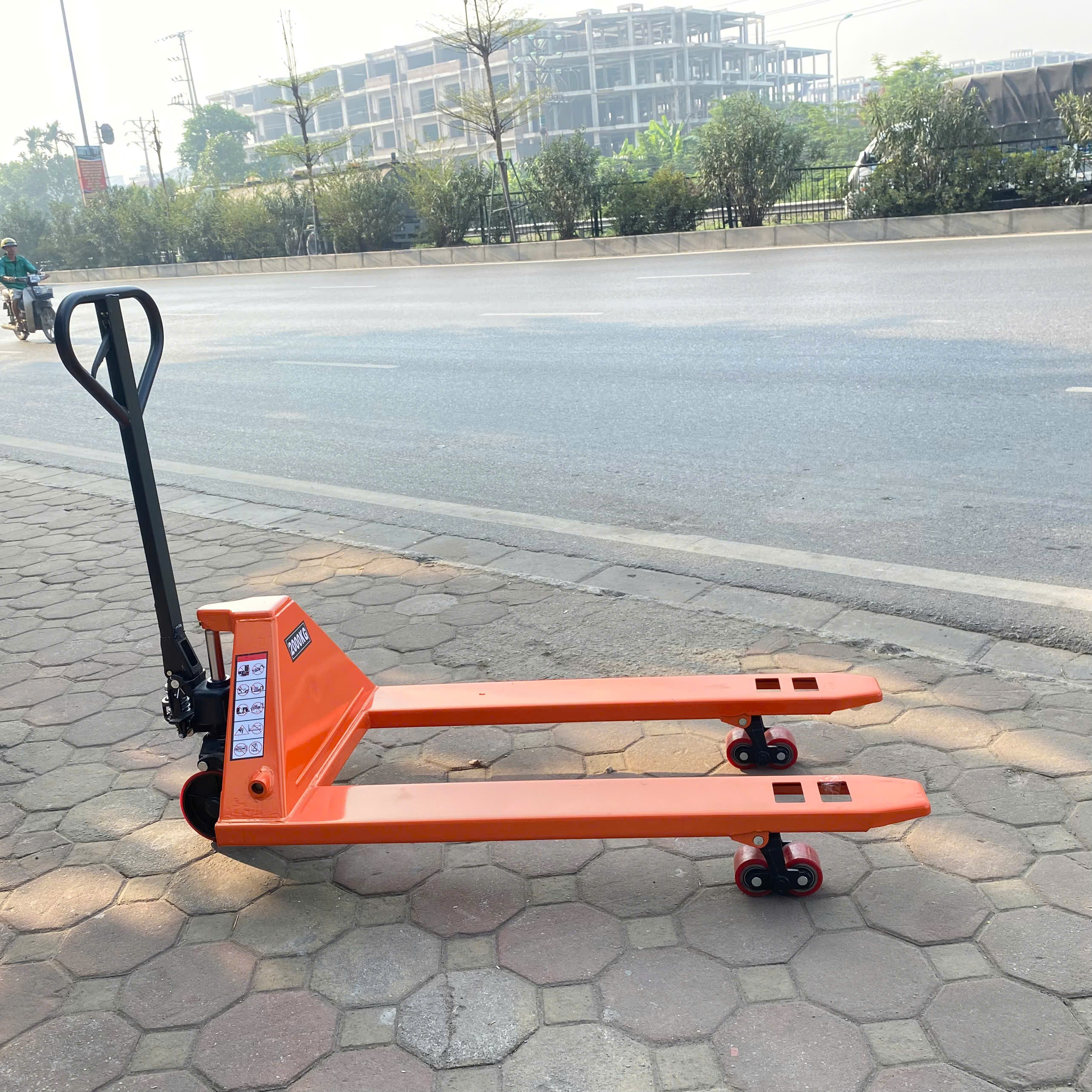 Xe nâng tay thấp 2000kg càng rộng 685x1220