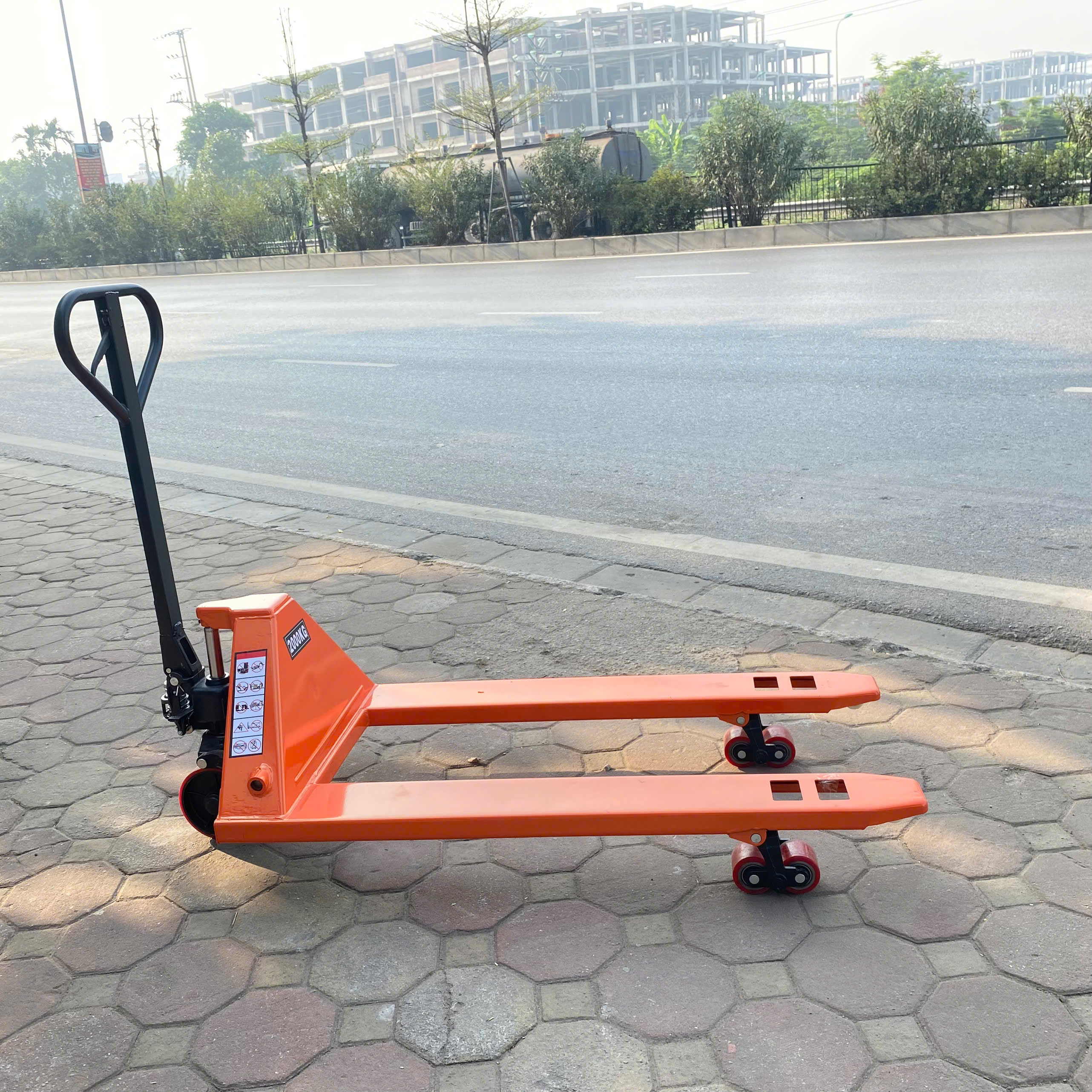 Xe nâng tay thấp 2000kg càng rộng 685x1220