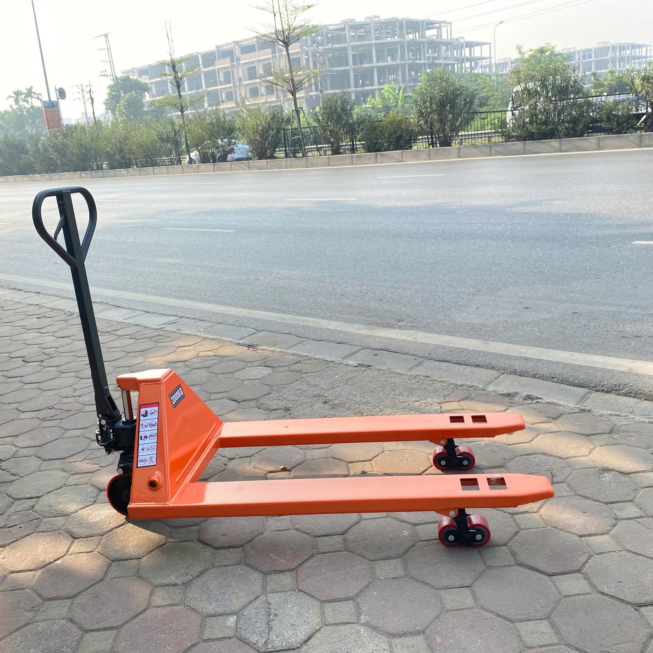 Xe nâng tay thấp 2000kg càng rộng 685x1220