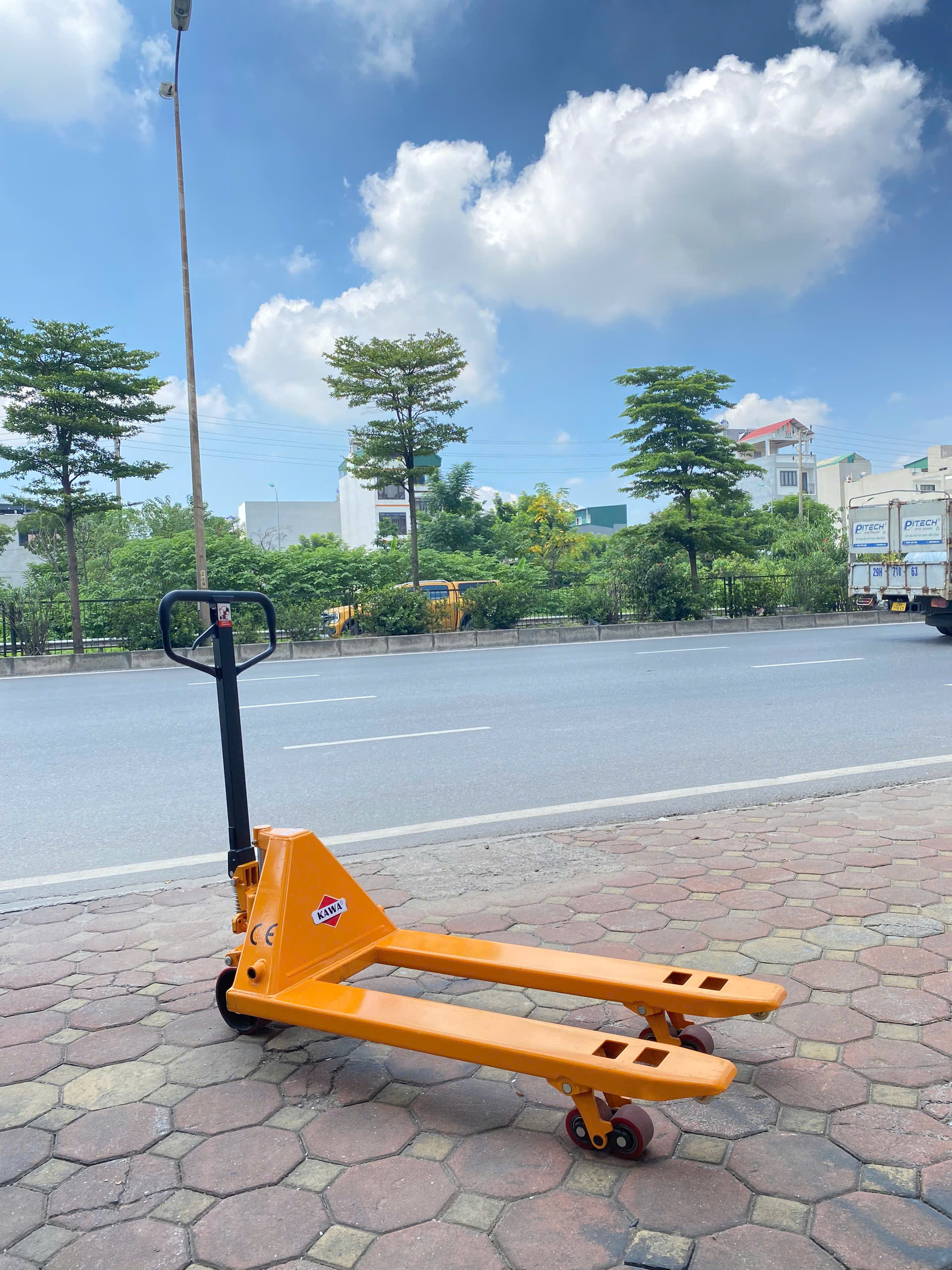 Xe nâng tay thấp kawasaki 3 tấn hẹp 550x1150