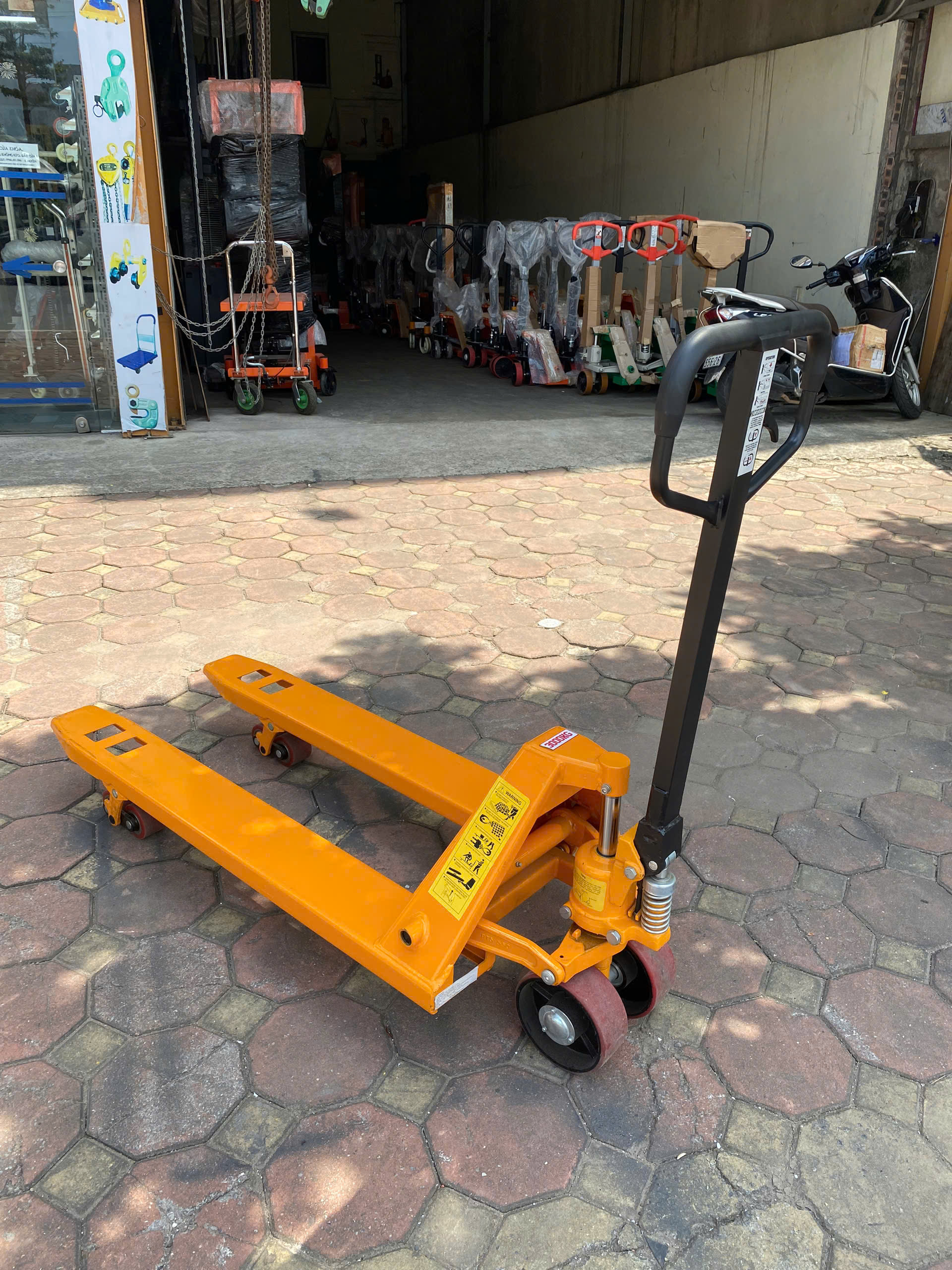 Xe nâng tay thấp kawasaki 3 tấn hẹp 550x1150
