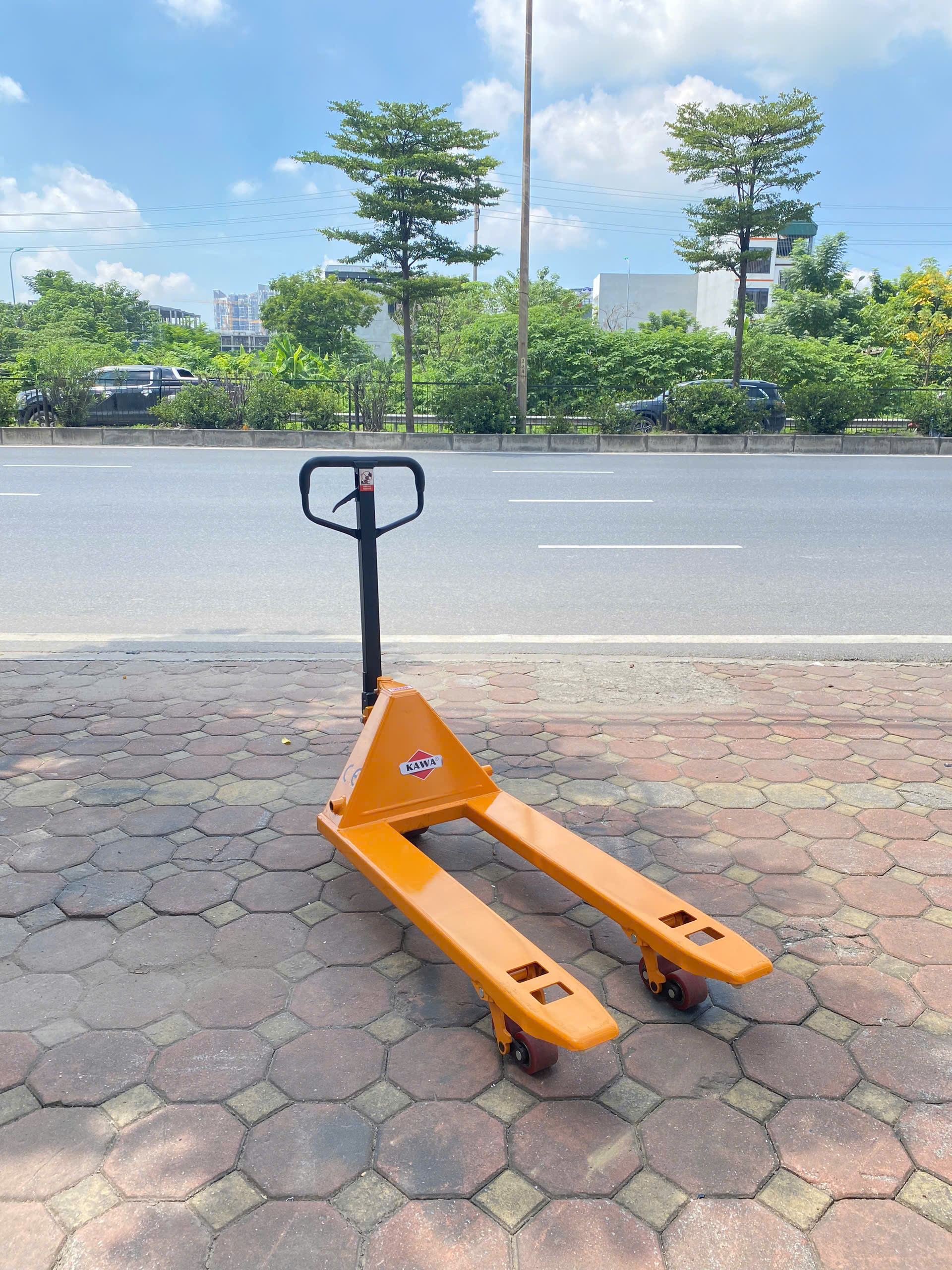Xe nâng tay thấp kawasaki 3 tấn hẹp 550x1150