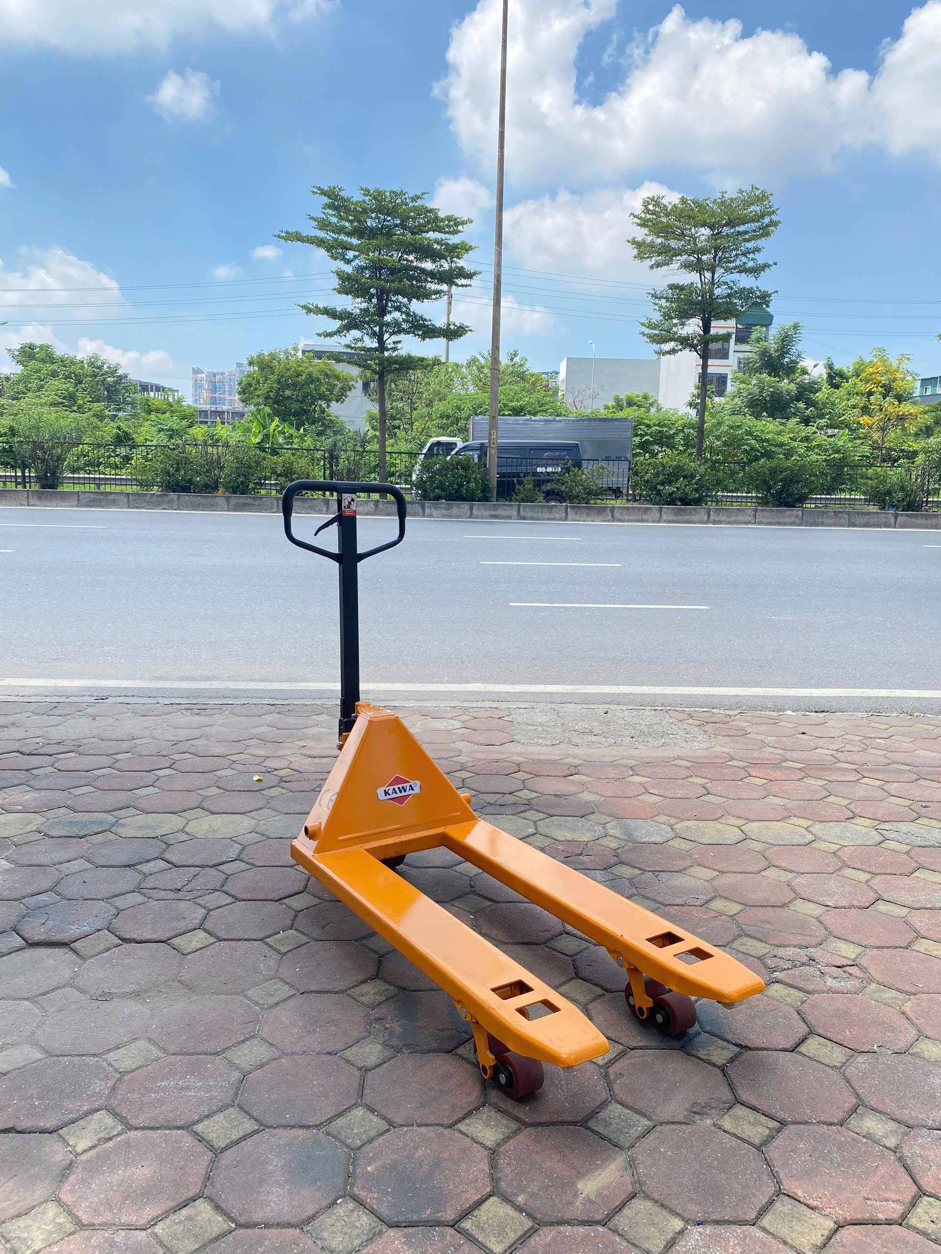 Xe nâng tay thấp kawasaki 3 tấn hẹp 550x1150