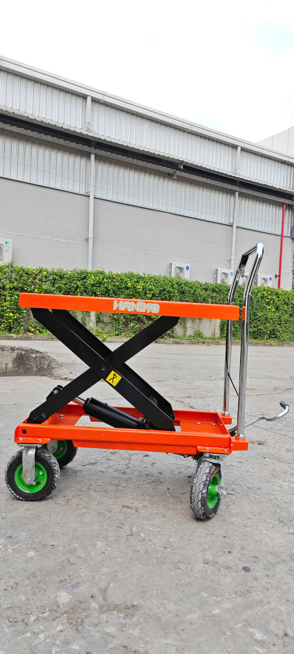 Xe nâng bàn cam 500kg bánh cày D200