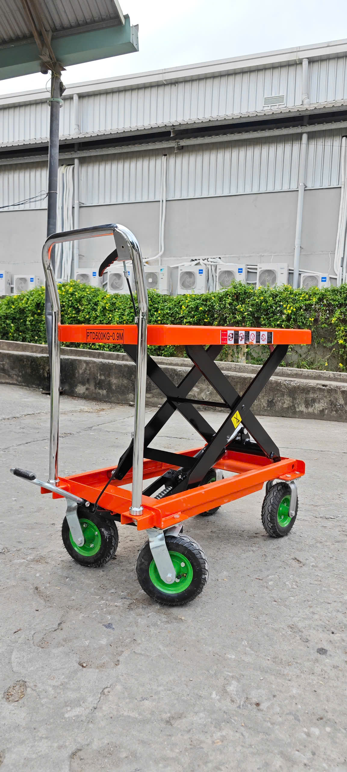 Xe nâng bàn cam 500kg bánh cày D200