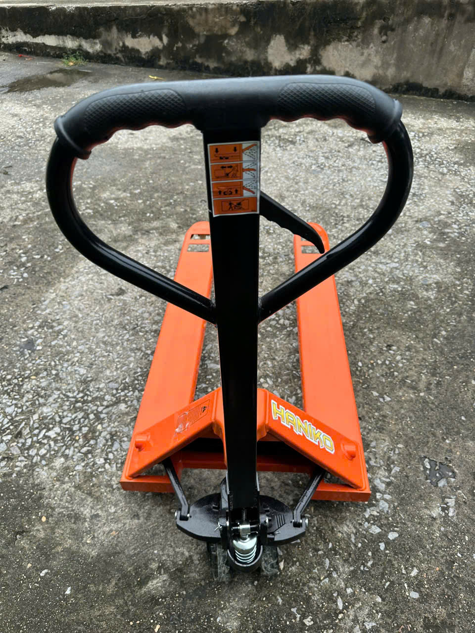 Xe nâng tay thấp 3000kg càng rộng 685x1220 bánh đen