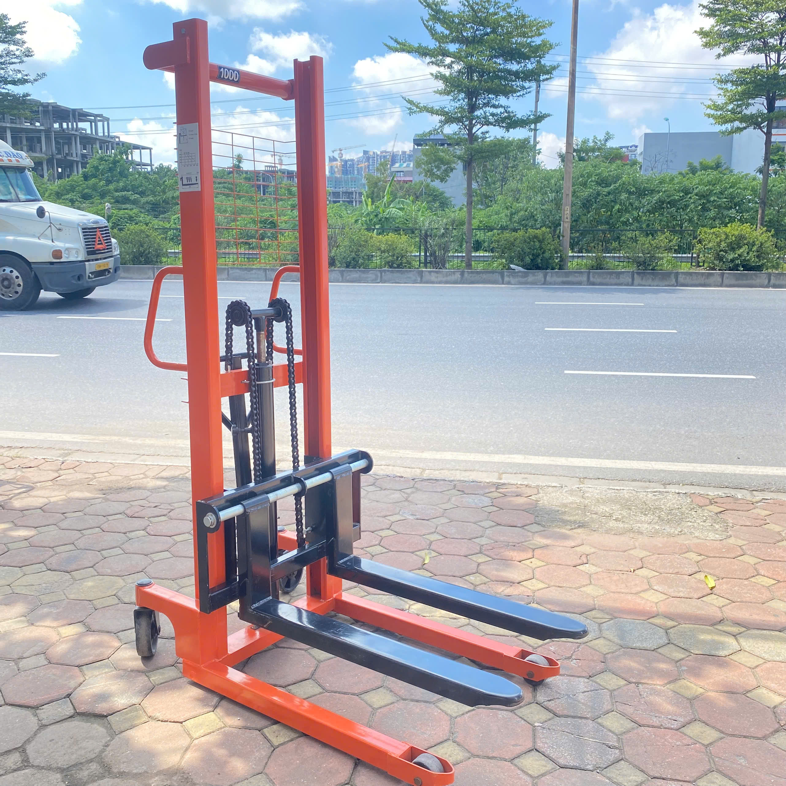 Xe nâng tay cao 1 tấn có phanh