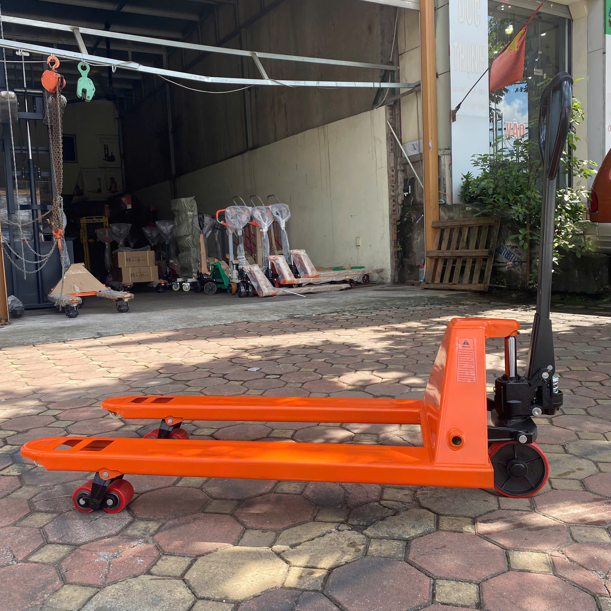 Xe nâng tay thấp 2500kg càng hẹp