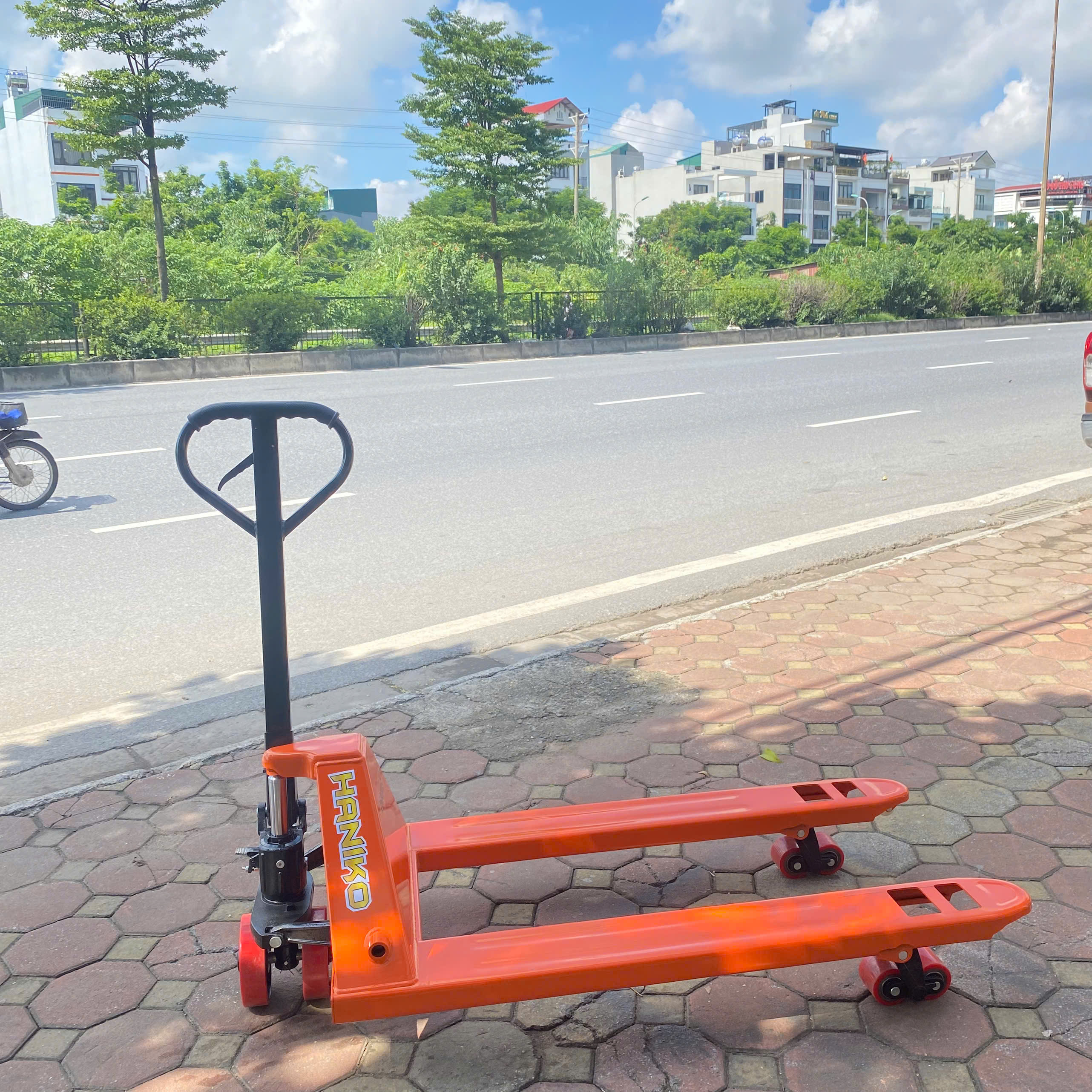 Xe nâng tay thấp 2500kg càng hẹp