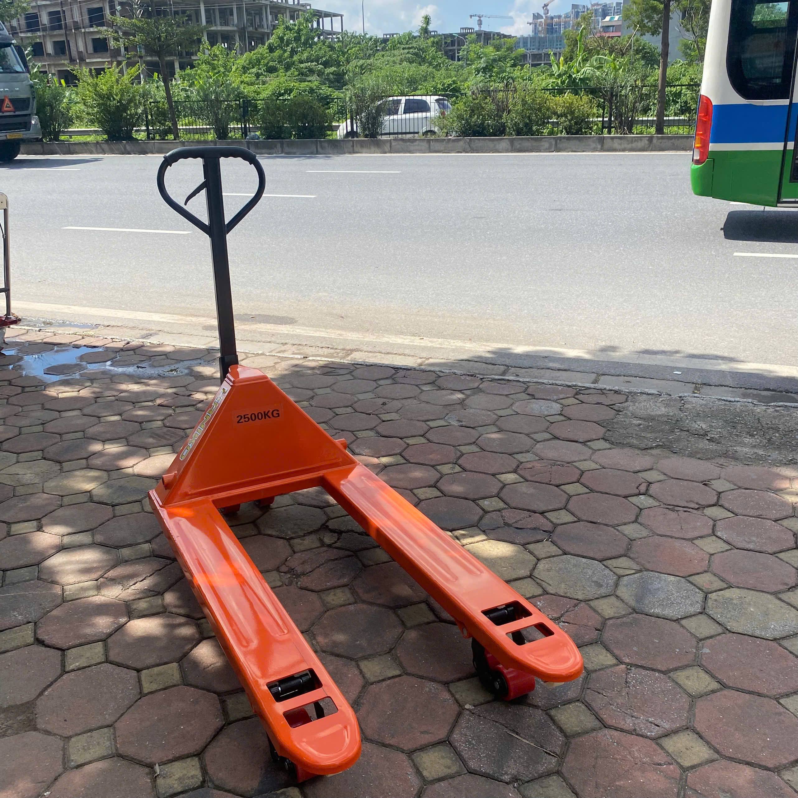 Xe nâng tay thấp 2500kg càng rộng