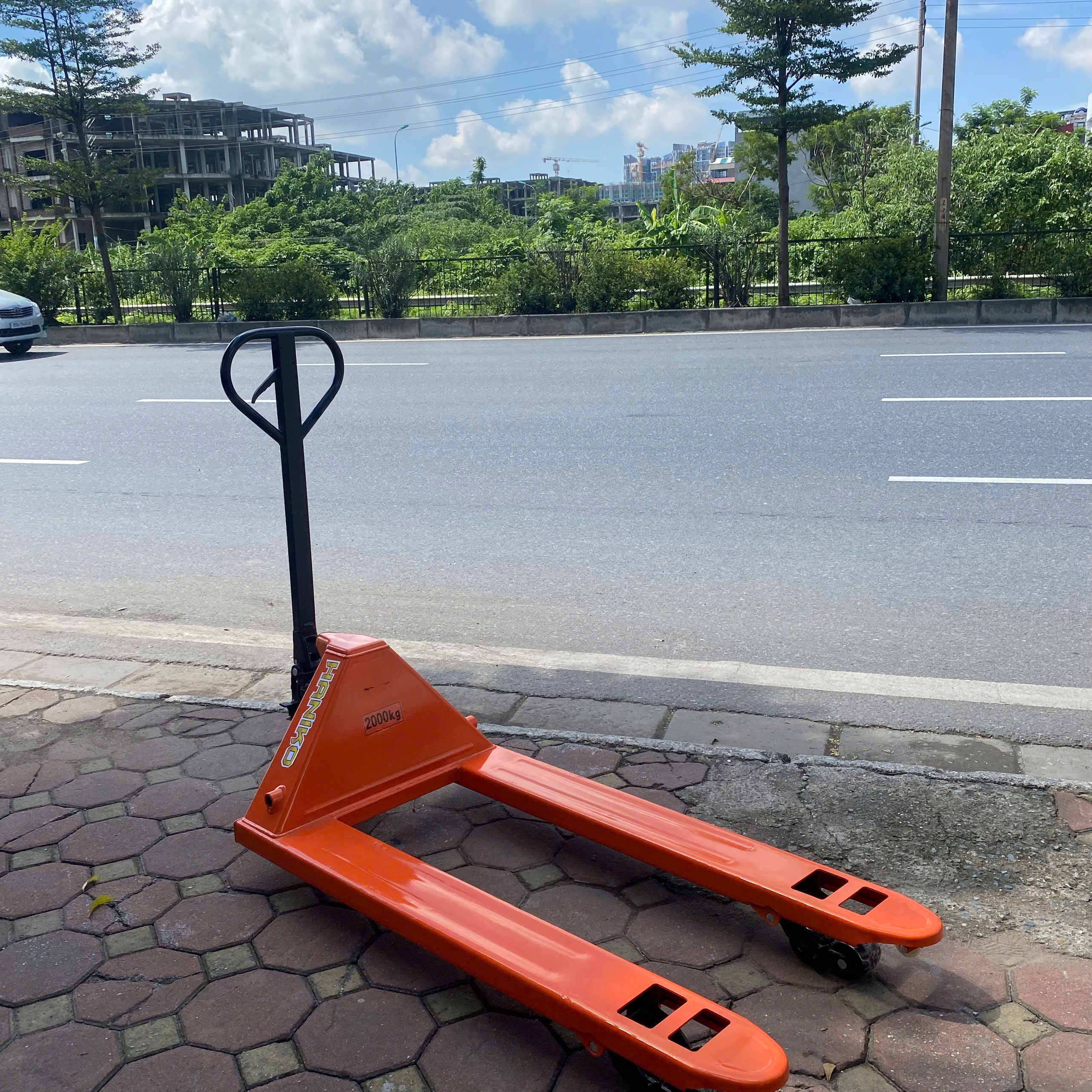 Xe nâng tay thấp 2000kg càng rộng 685x1220 bánh đen