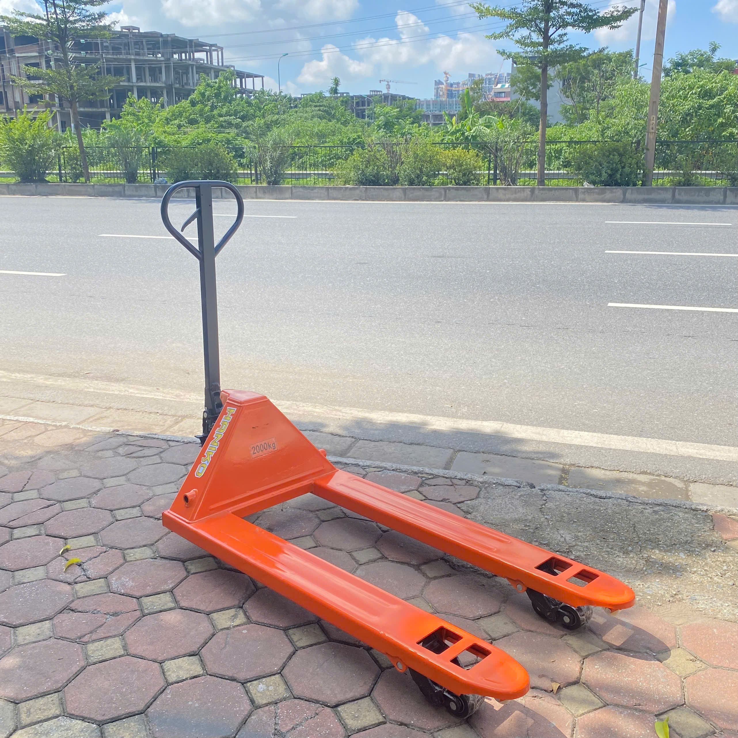 Xe nâng tay thấp 2000kg càng rộng 685x1220 bánh đen