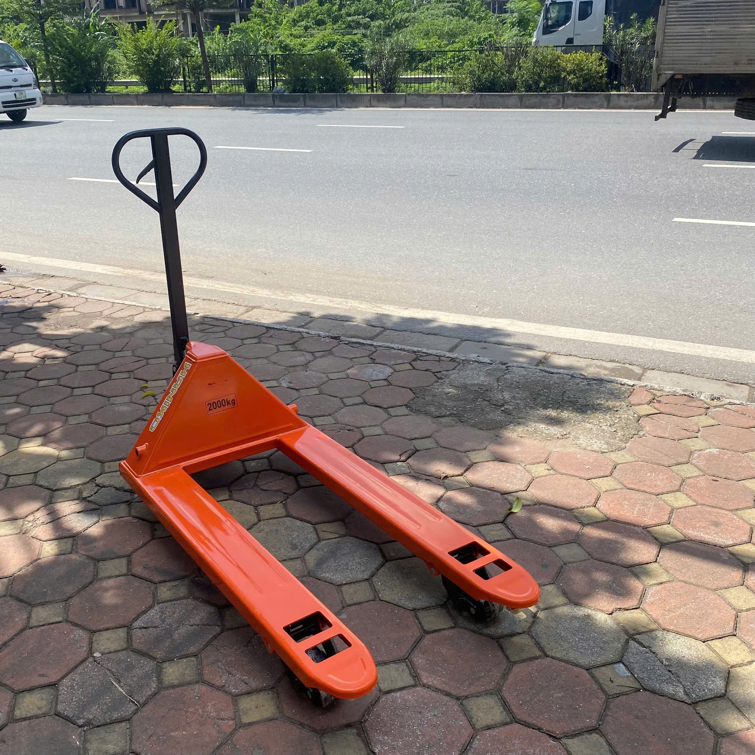 Xe nâng tay thấp 2000kg càng rộng 685x1220 bánh đen