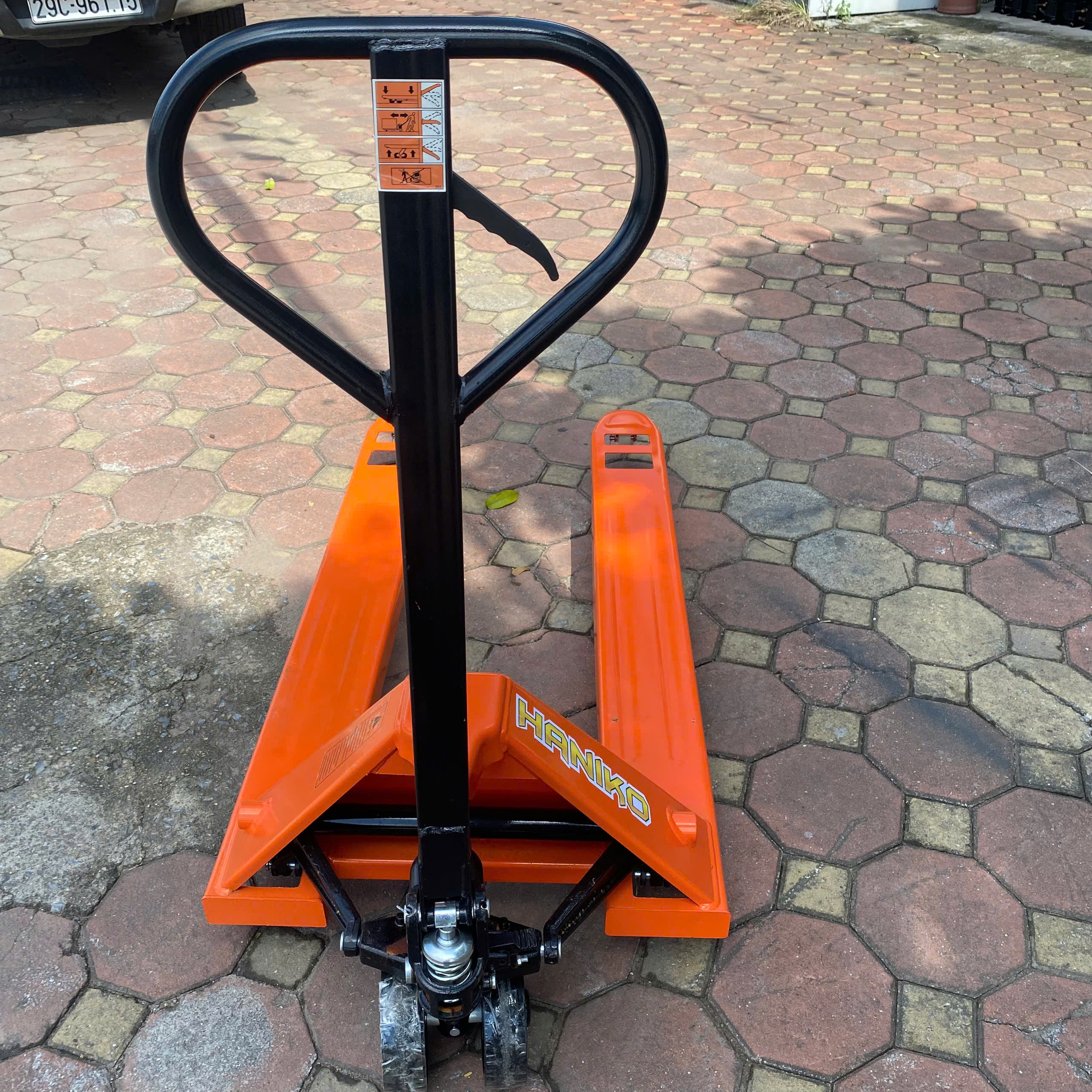 Xe nâng tay thấp 2000kg càng rộng 685x1220 bánh đen