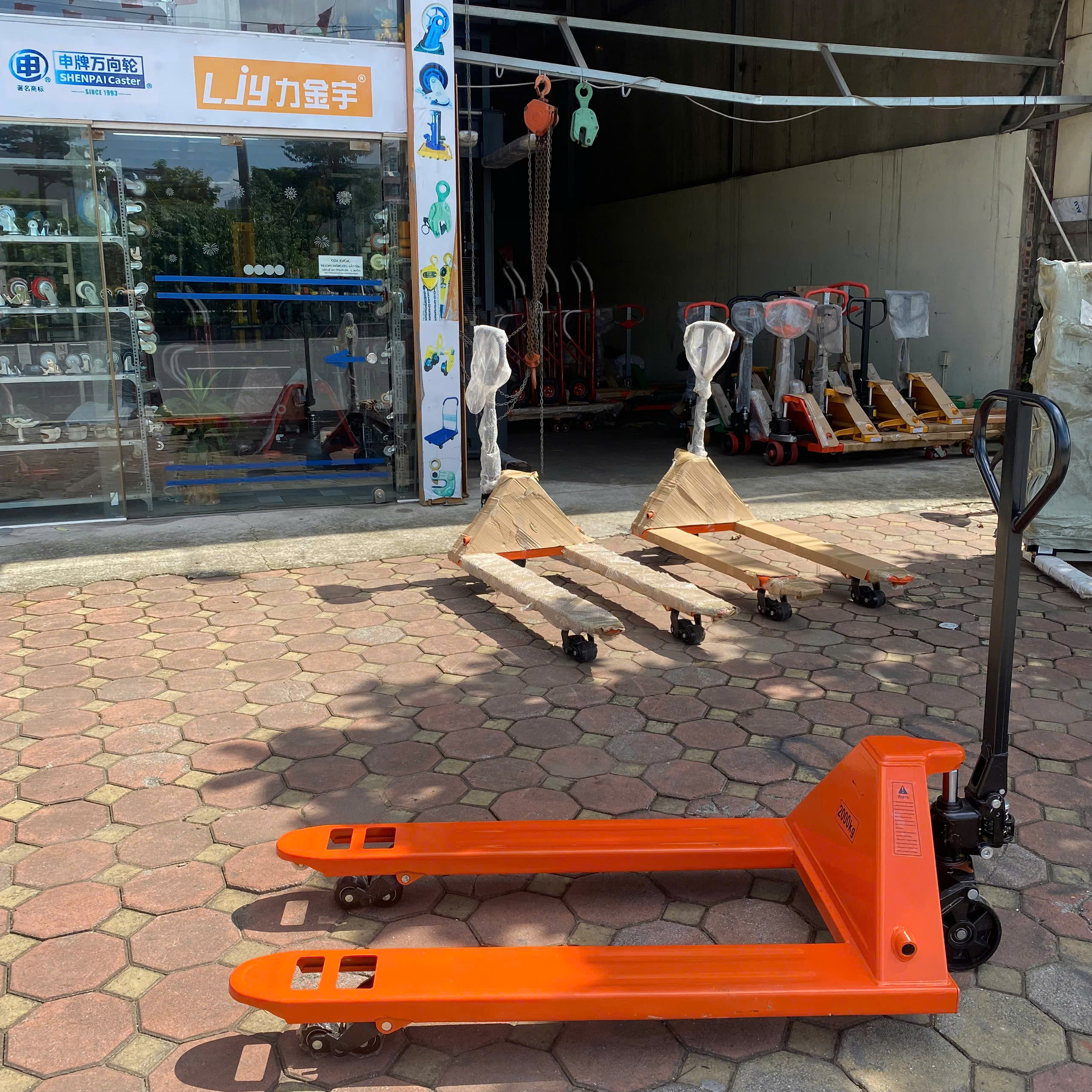 Xe nâng tay thấp 2000kg càng rộng 685x1220 bánh đen