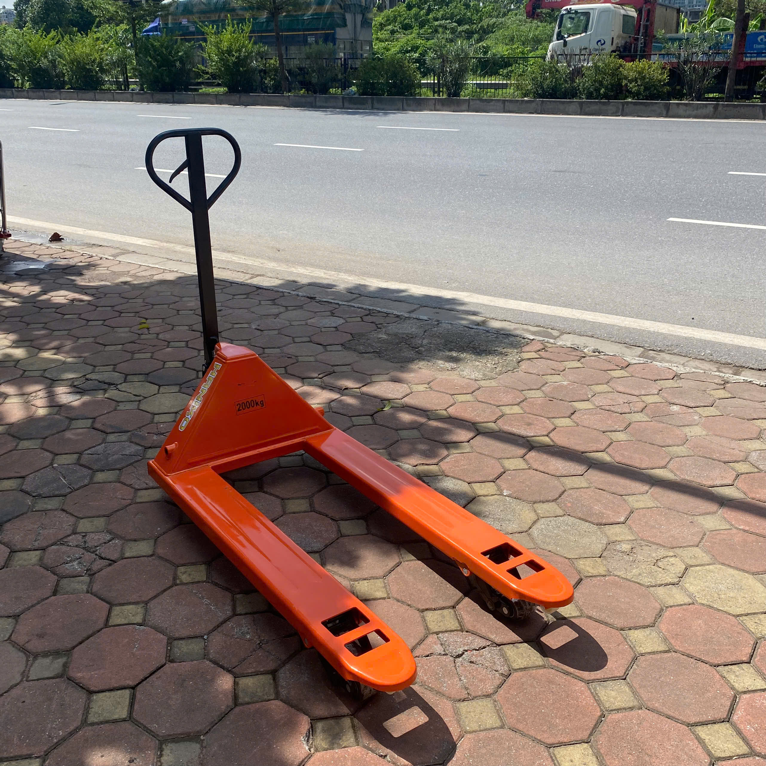 Xe nâng tay thấp 2000kg càng rộng 685x1220 bánh đen