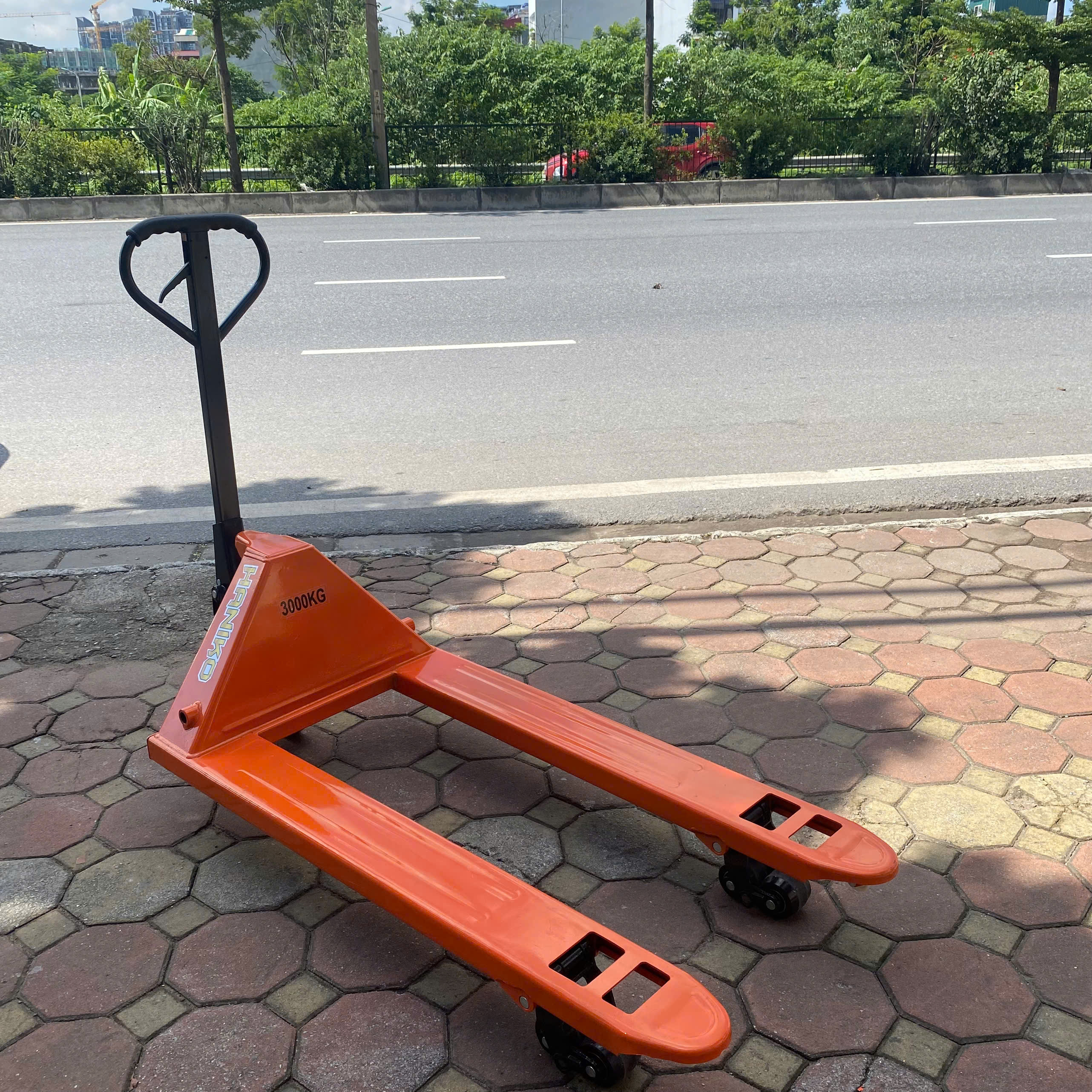 Xe nâng tay thấp 3000kg càng rộng 685x1220 bánh đen