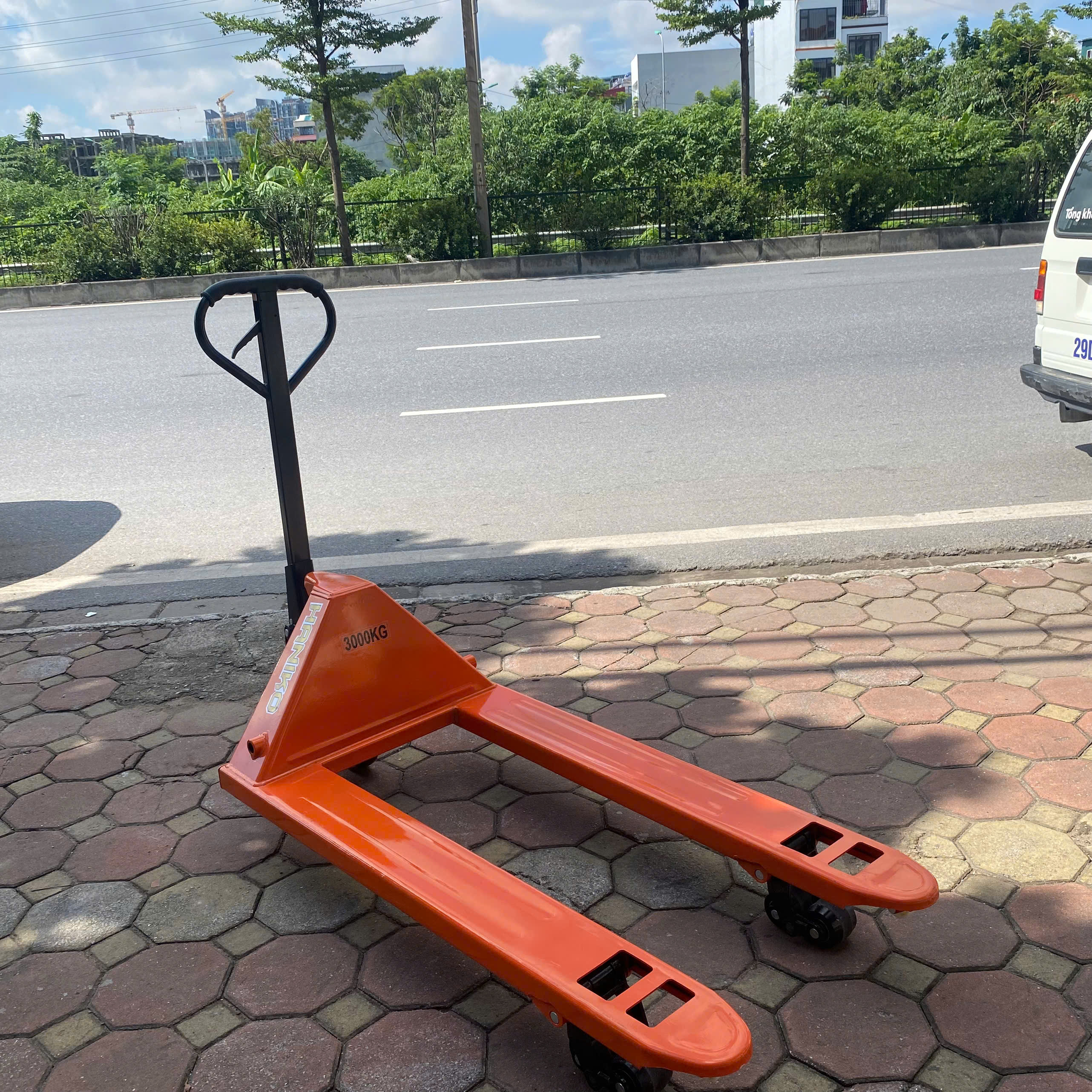 Xe nâng tay thấp 3000kg càng rộng 685x1220 bánh đen