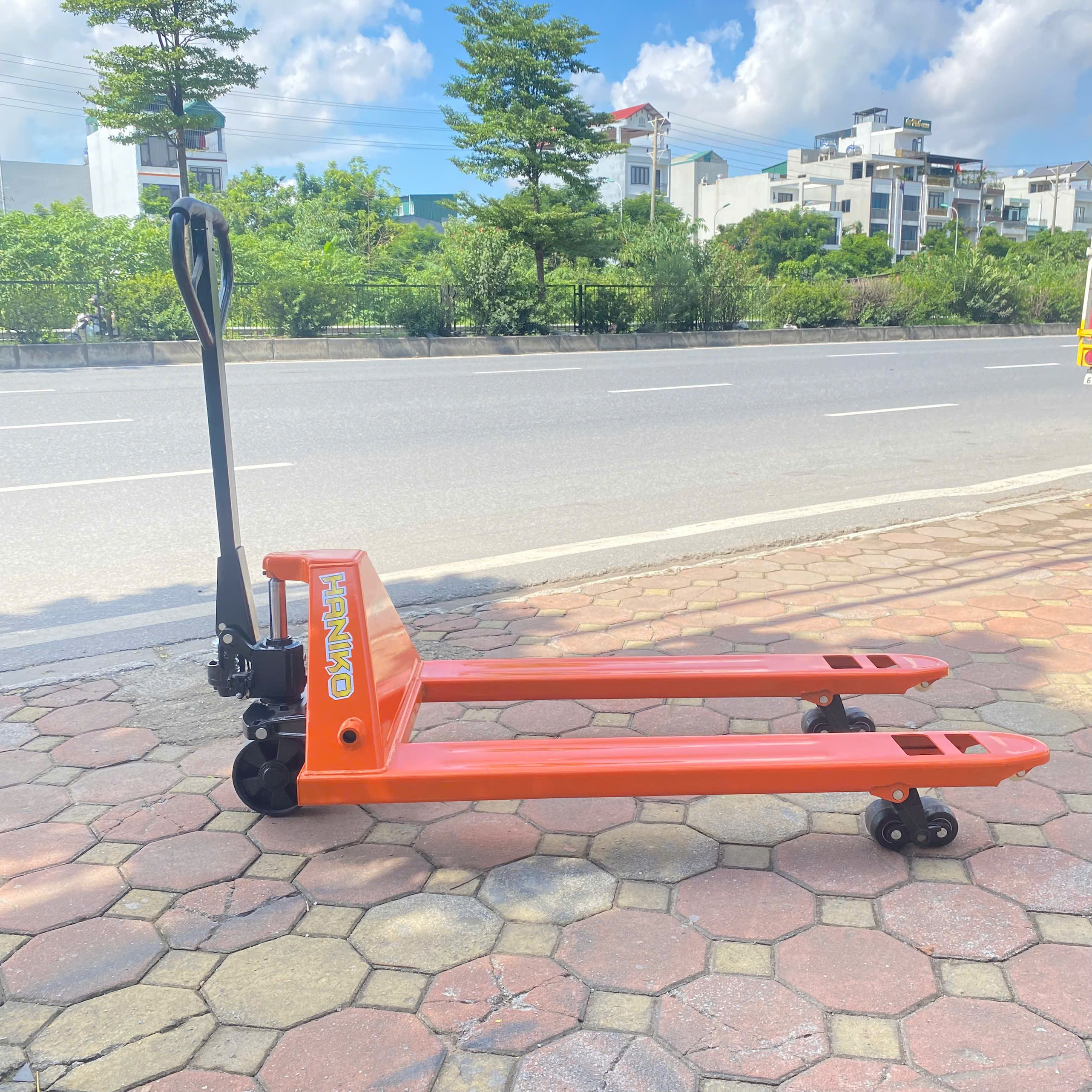 Xe nâng tay thấp 3000kg càng rộng 685x1220 bánh đen