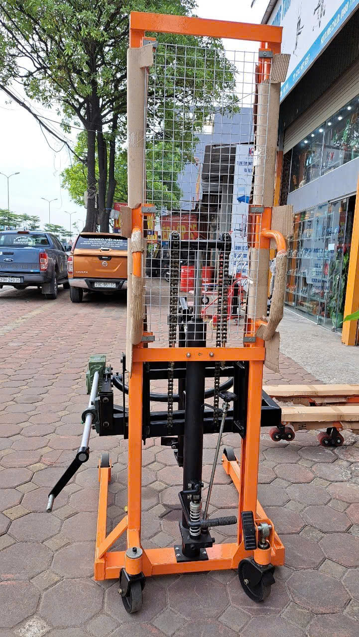 Xe nâng phi xoay đổ