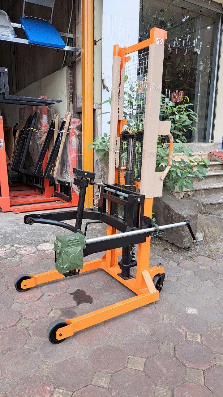 Xe nâng phi xoay đổ