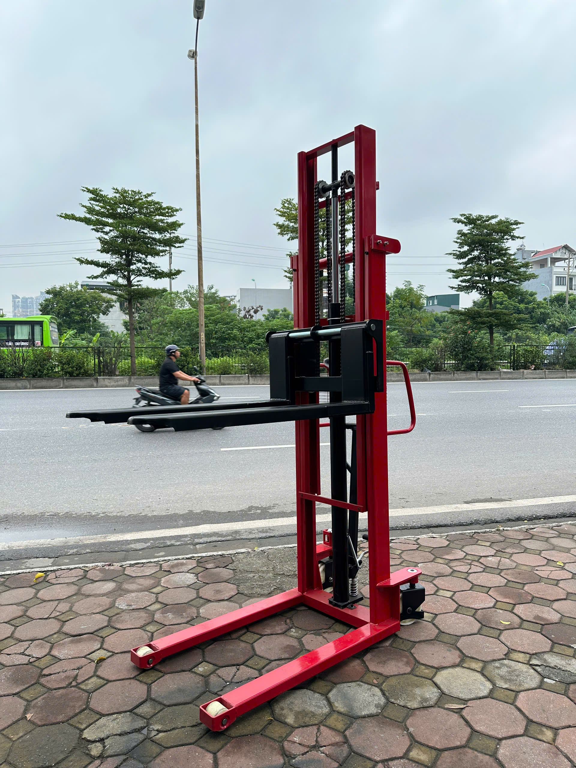 Xe nâng tay cao  2T- 3M màu đỏ