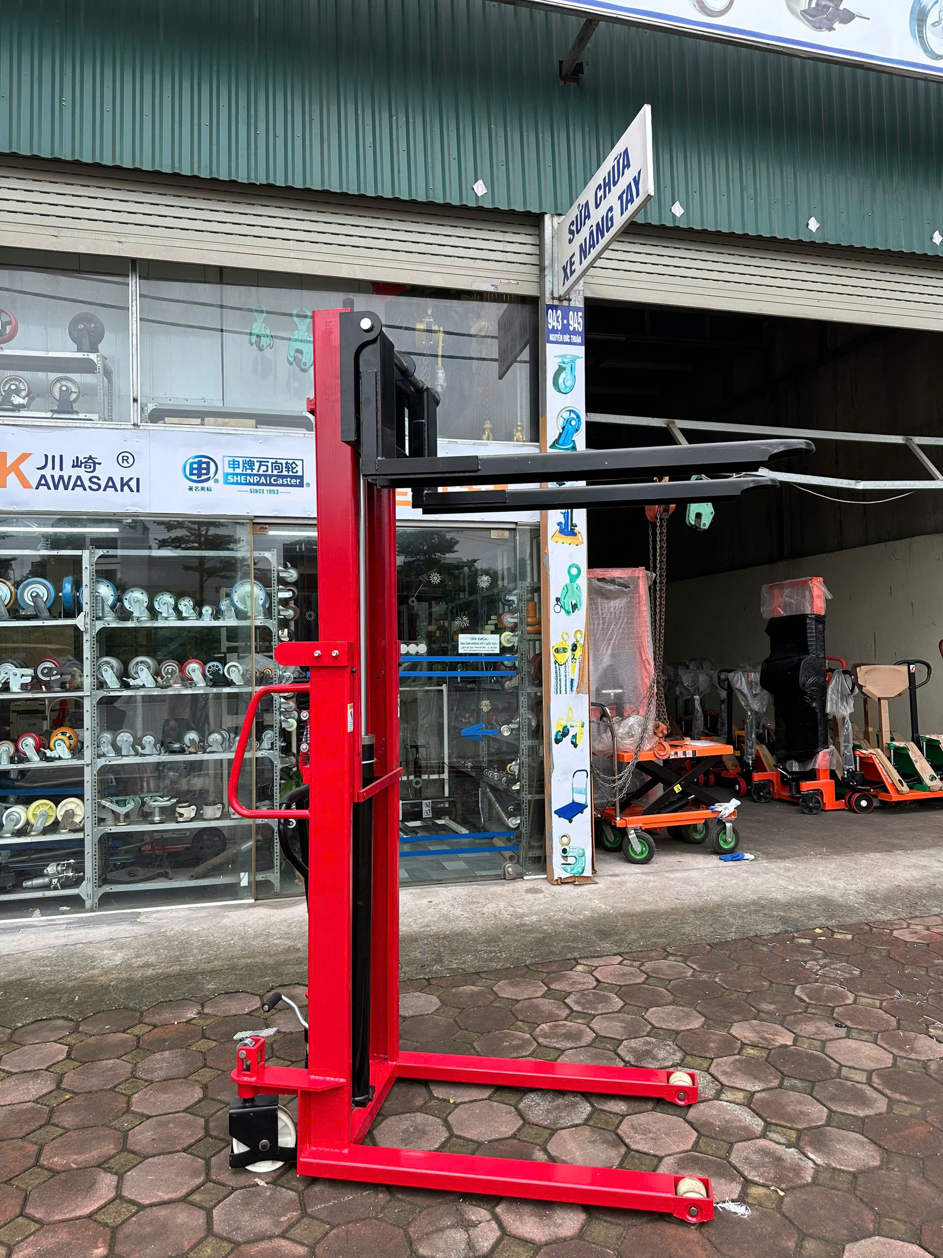 Xe nâng tay cao  2T- 2M