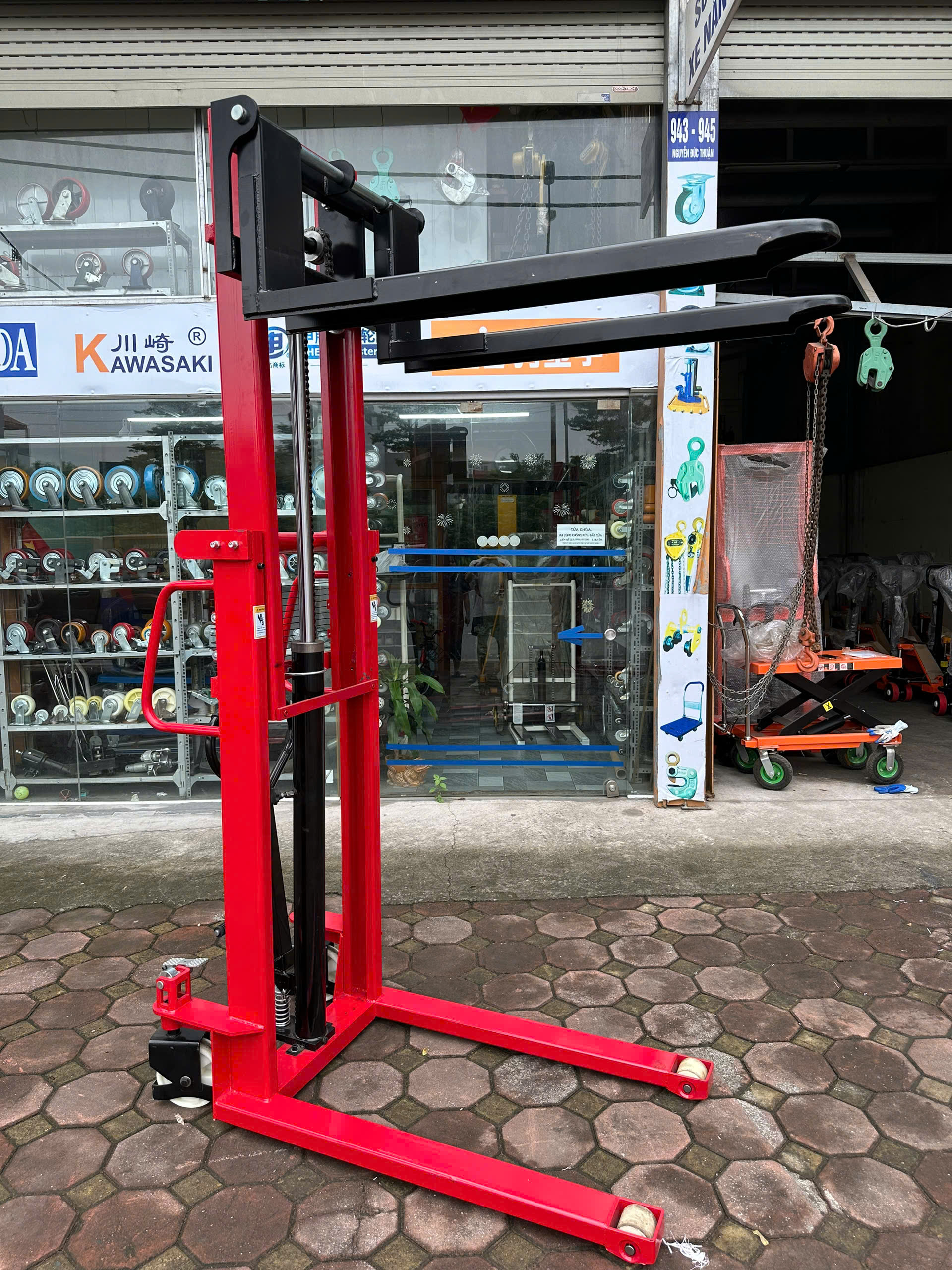 Xe nâng tay cao  2T- 2M