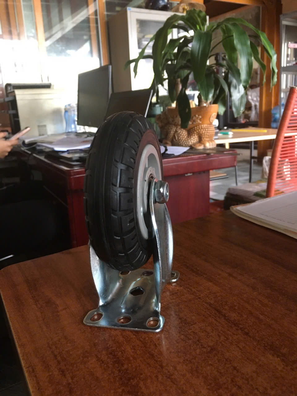 Bánh xe cao su đàn hồi phi 125 cố định