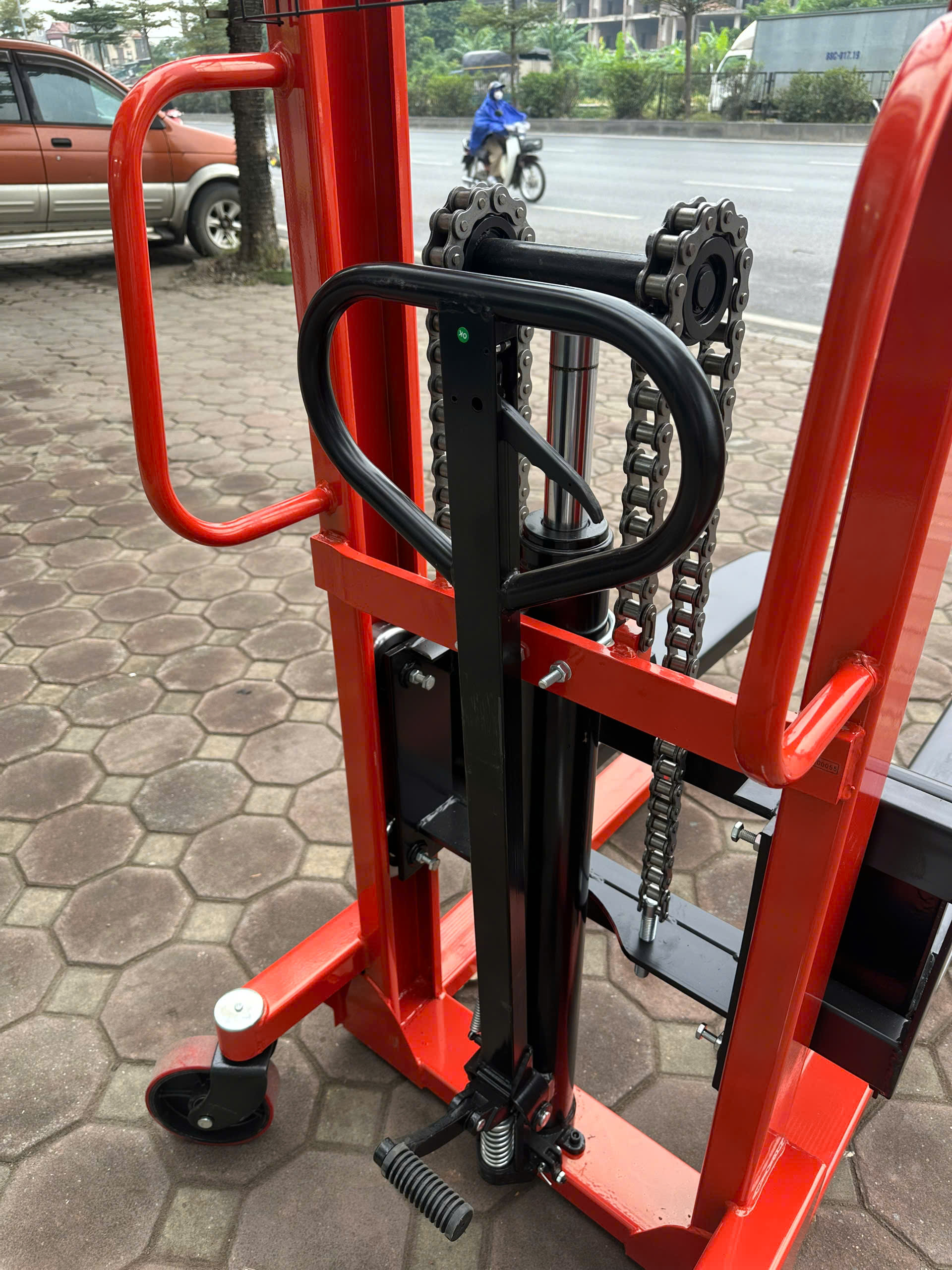 Xe nâng tay cao  2T- 1.6M  có phanh (đỏ) Niuli