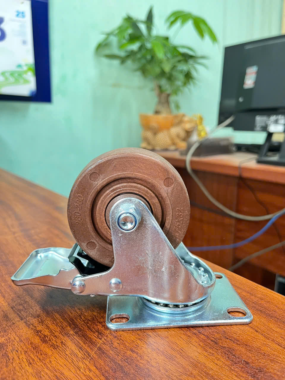 Bánh xe chịu nhiệt màu nâu phi 75 xoay khóa