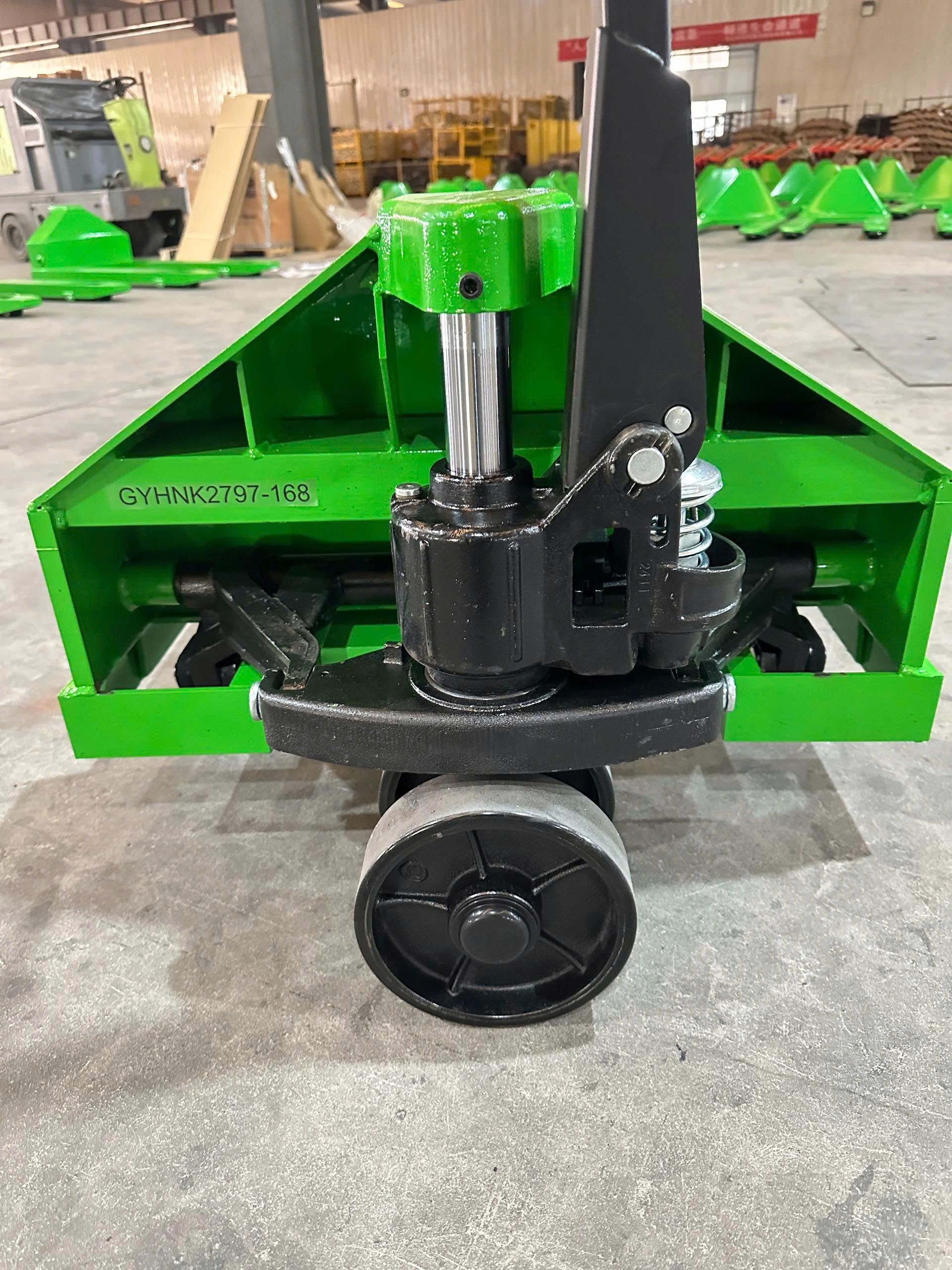 Xe nâng tay thấp 5000kg càng hẹp nhãn hiệu Haniko màu xanh bánh PU đen