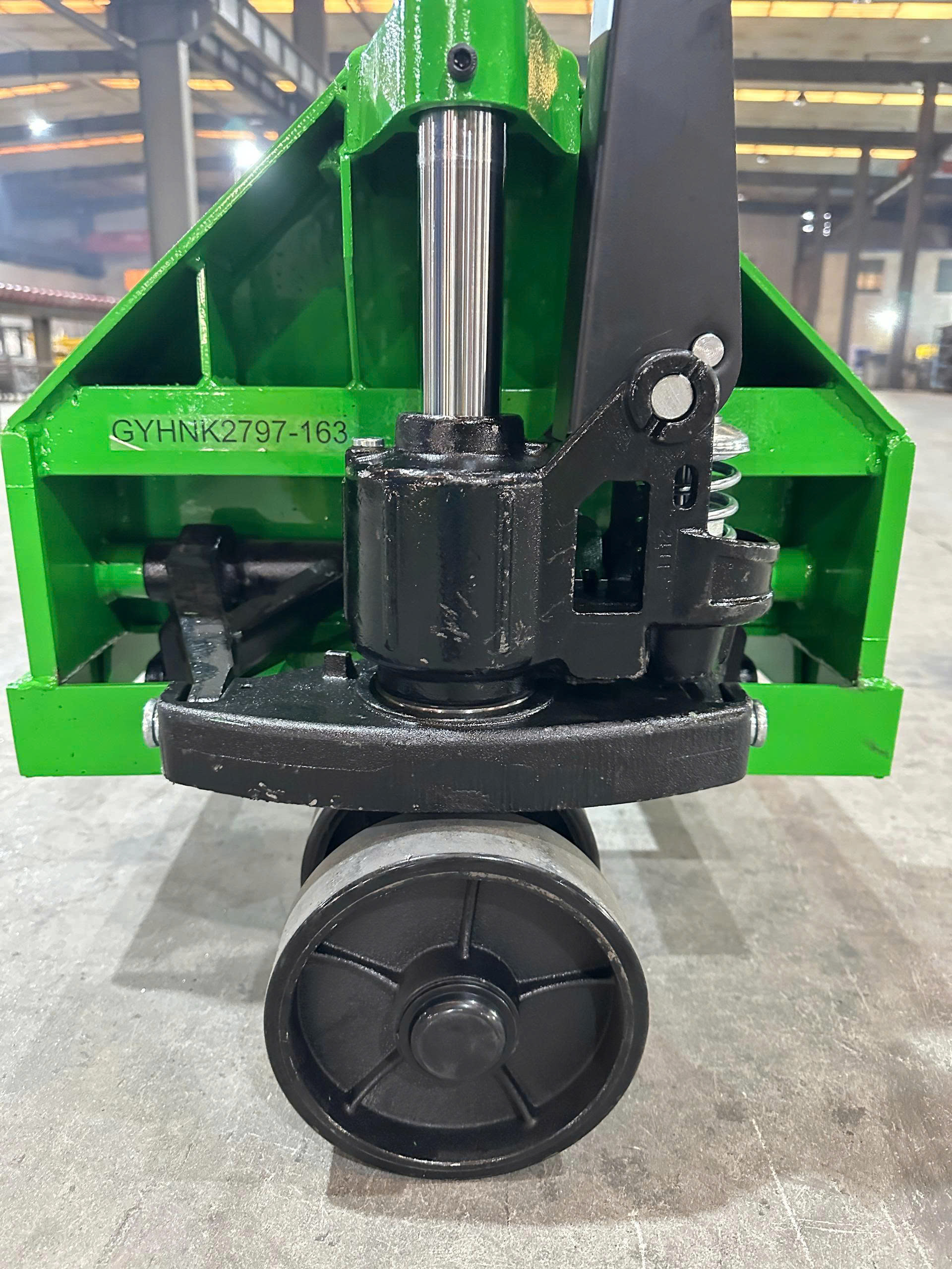 Xe nâng tay thấp 5000kg càng hẹp nhãn hiệu Haniko màu xanh bánh PU đen