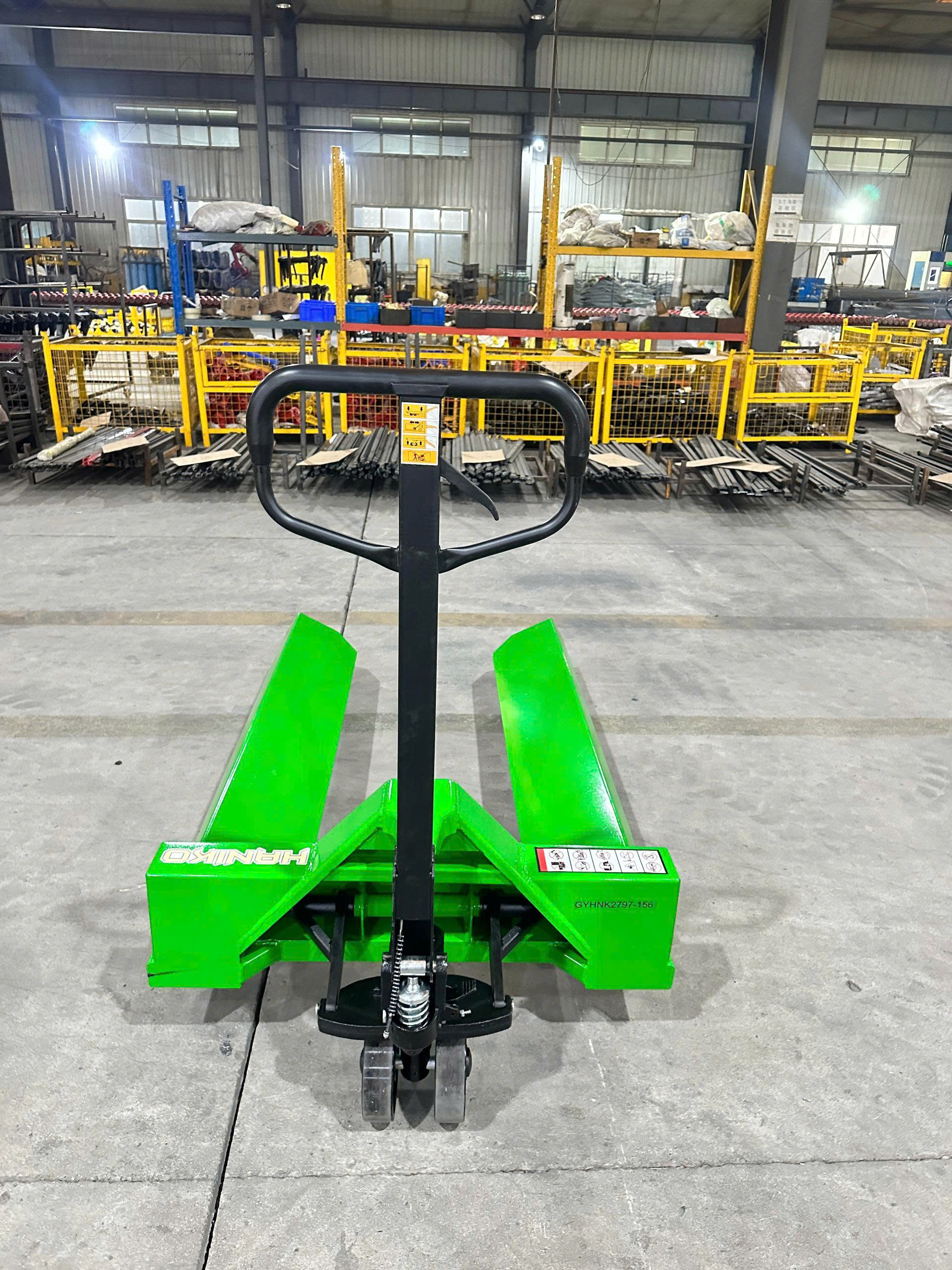 Xe nâng tay thấp 5000kg càng hẹp nhãn hiệu Haniko màu xanh bánh PU đen