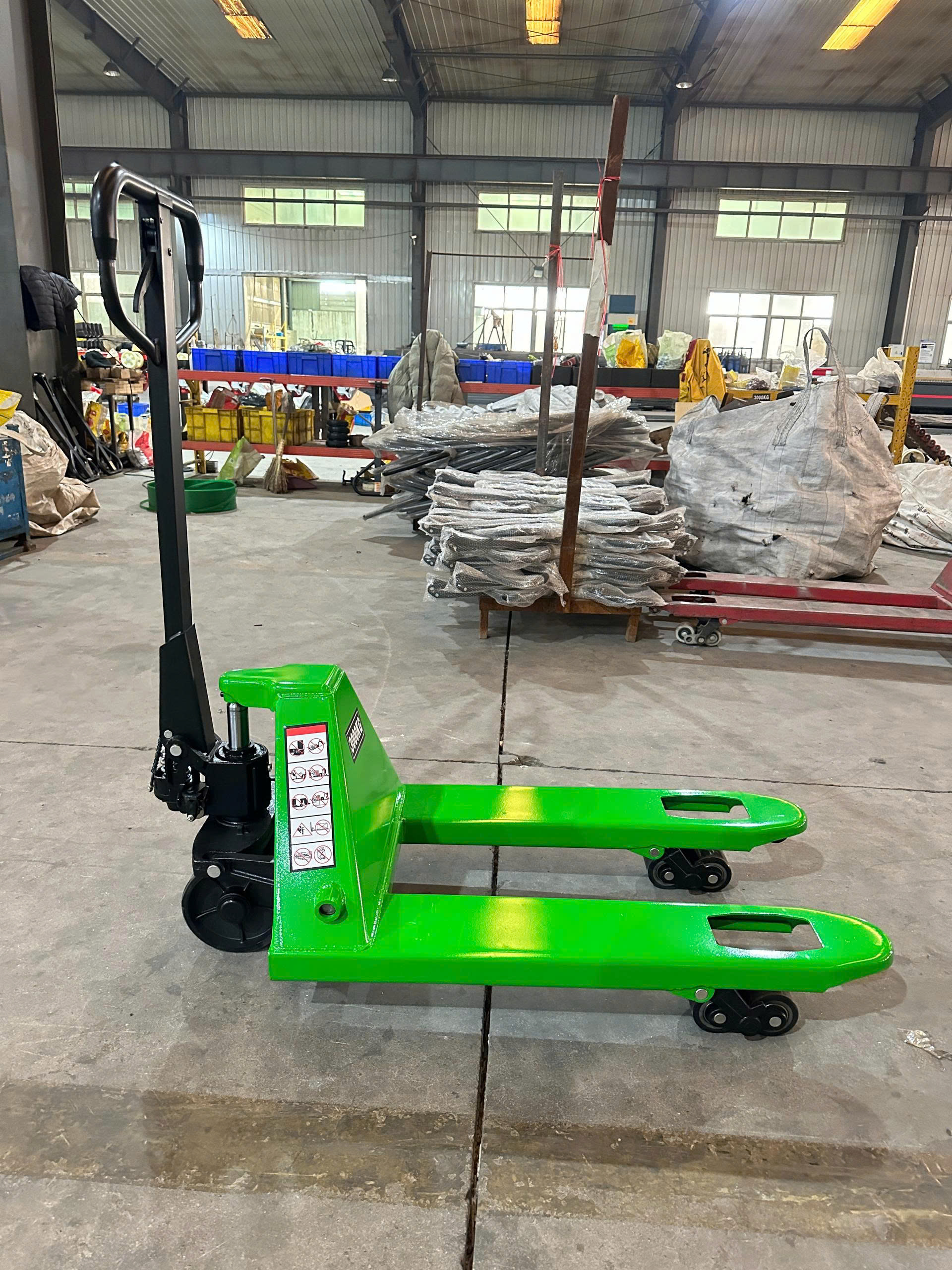 Xe nâng tay siêu ngắn 3000kg càng hẹp nhãn hiệu Haniko màu xanh bánh PU đen