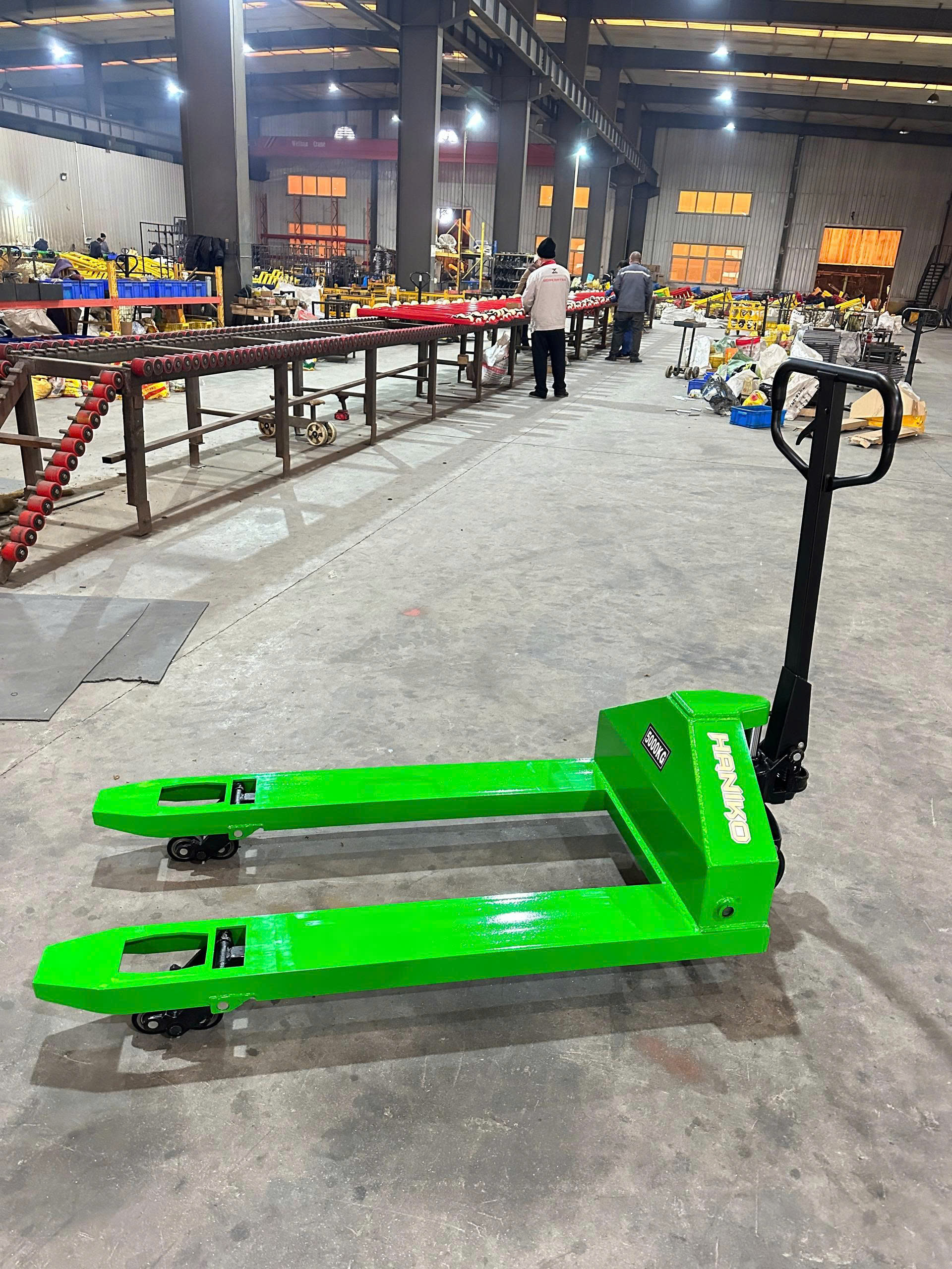 Xe nâng tay thấp 5000kg càng hẹp nhãn hiệu Haniko màu xanh bánh PU đen