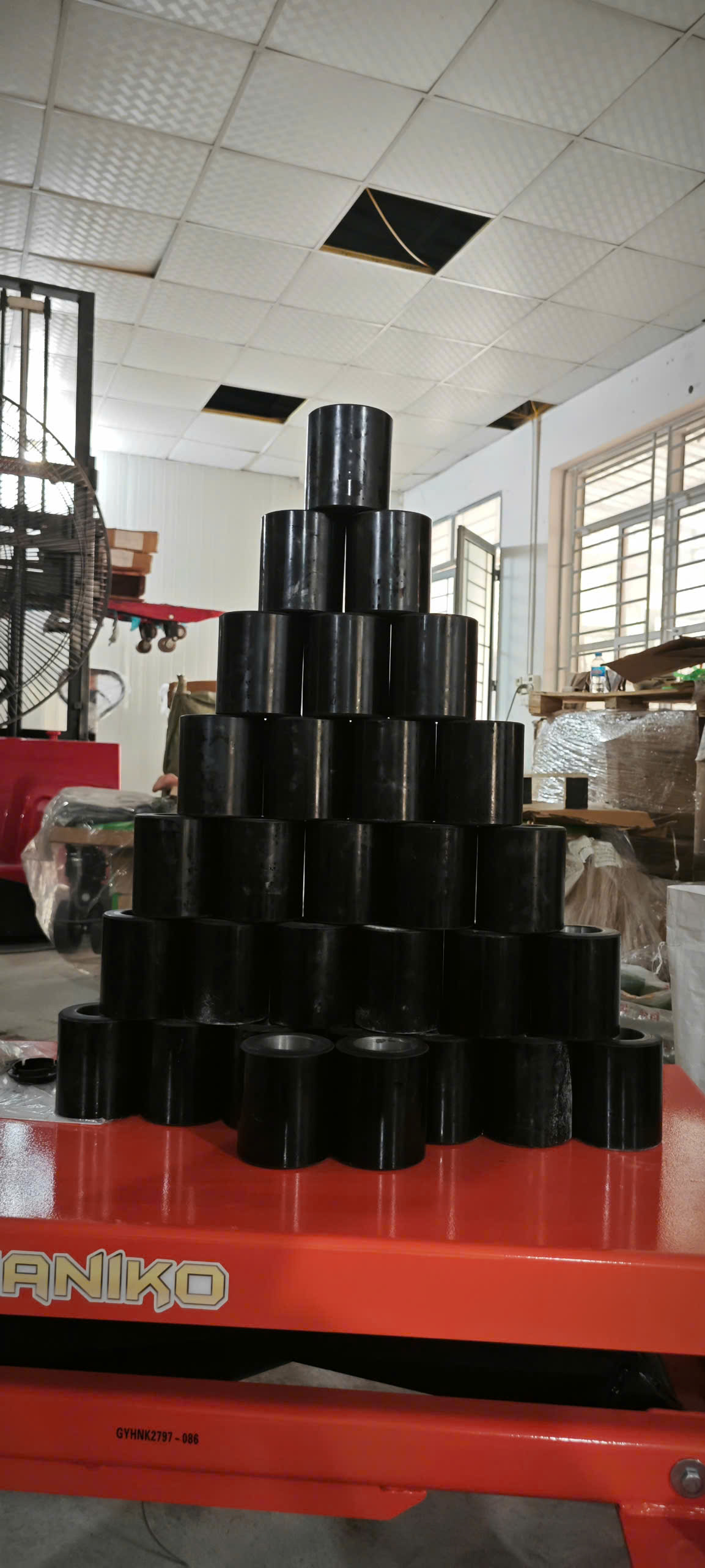 Bánh xe nâng PU đen 80x93 ko bi