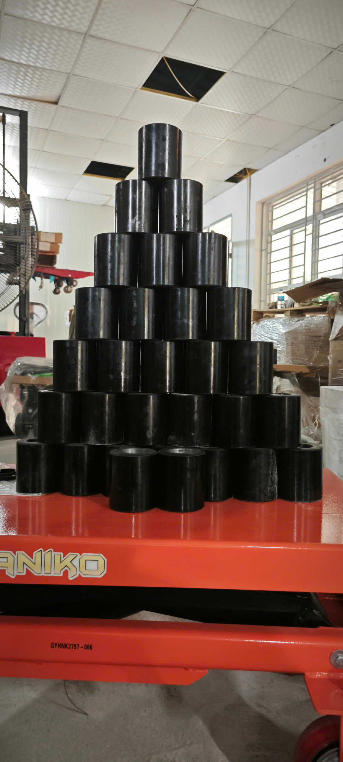 Bánh xe nâng PU đen 80x93 ko bi