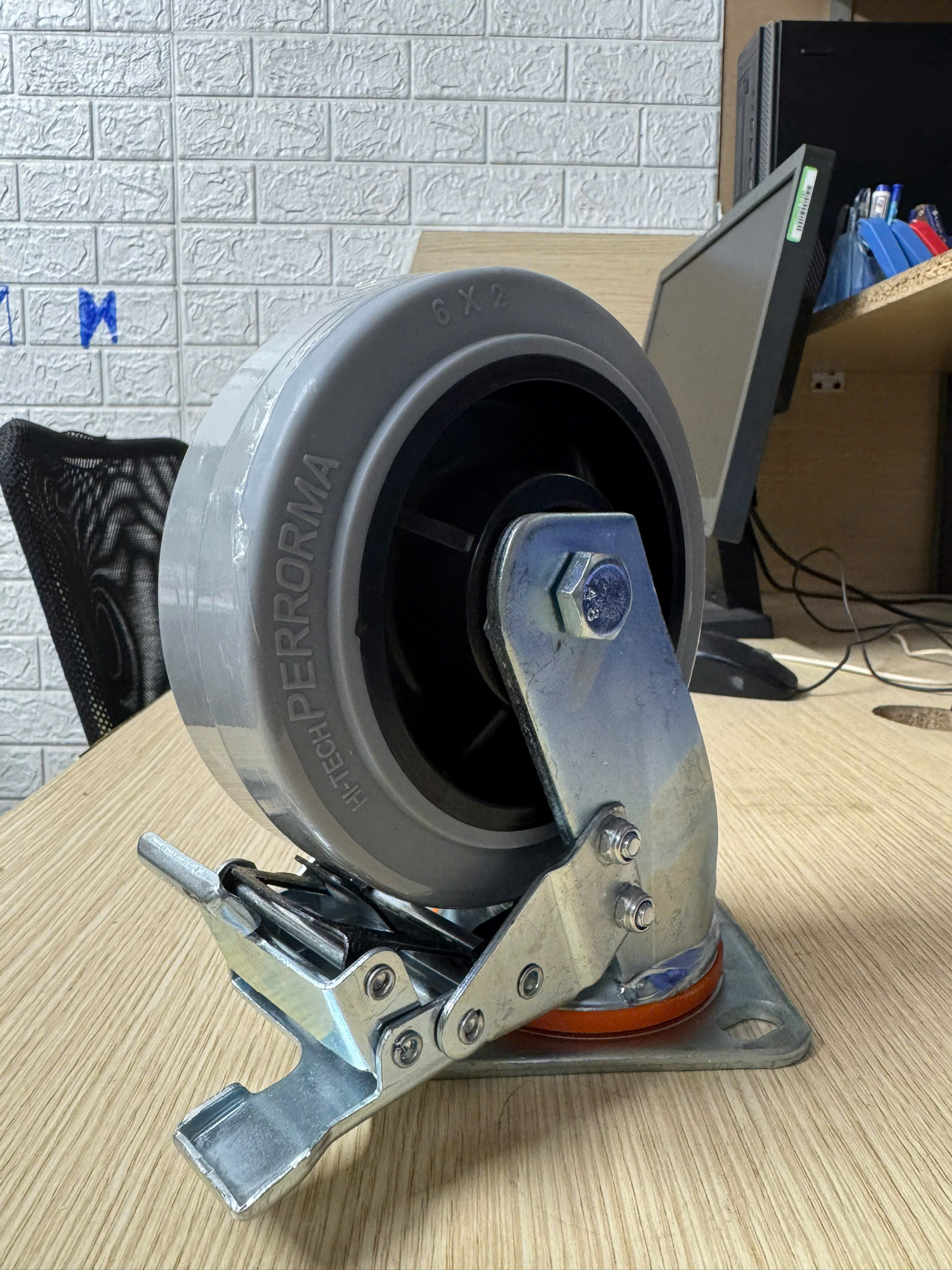 Bánh xe ghi xám chống tĩnh điện phi 150 Khóa