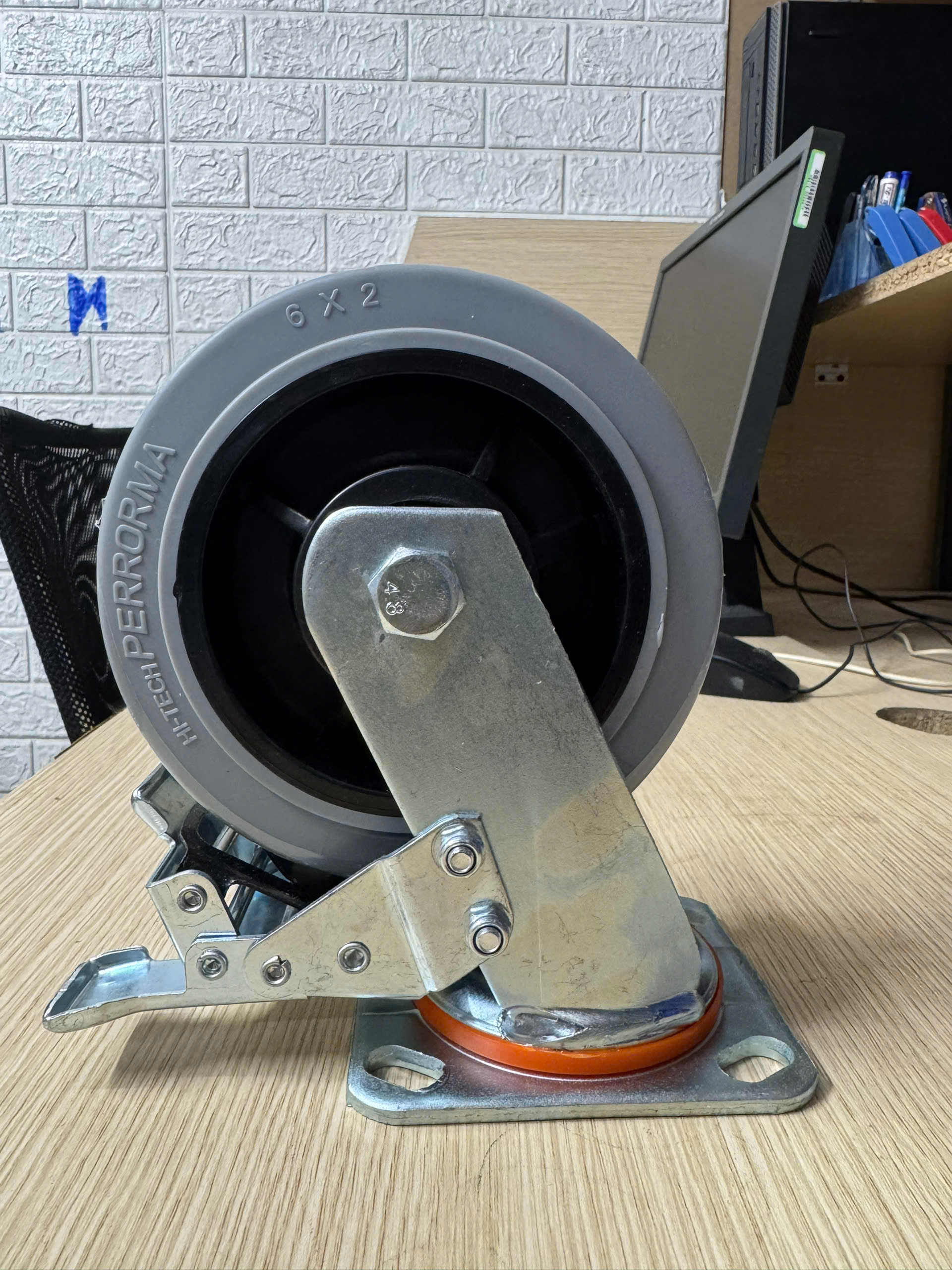 Bánh xe ghi xám chống tĩnh điện phi 150 Khóa