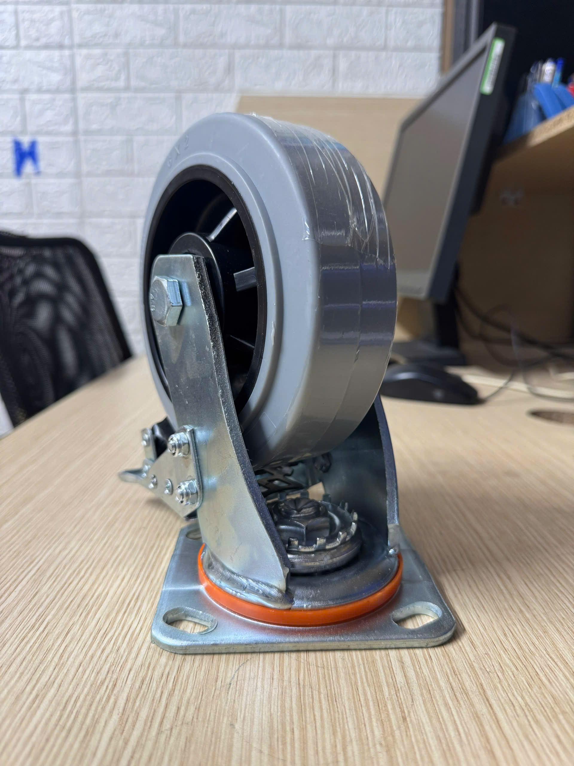 Bánh xe ghi xám chống tĩnh điện phi 150 Khóa