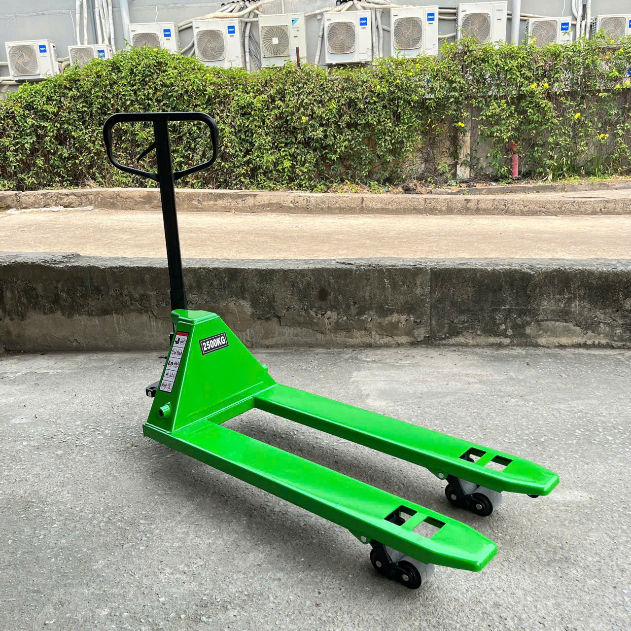 Xe nâng tay thấp 2500kg càng hẹp nhãn hiệu Haniko màu xanh bánh PU đen