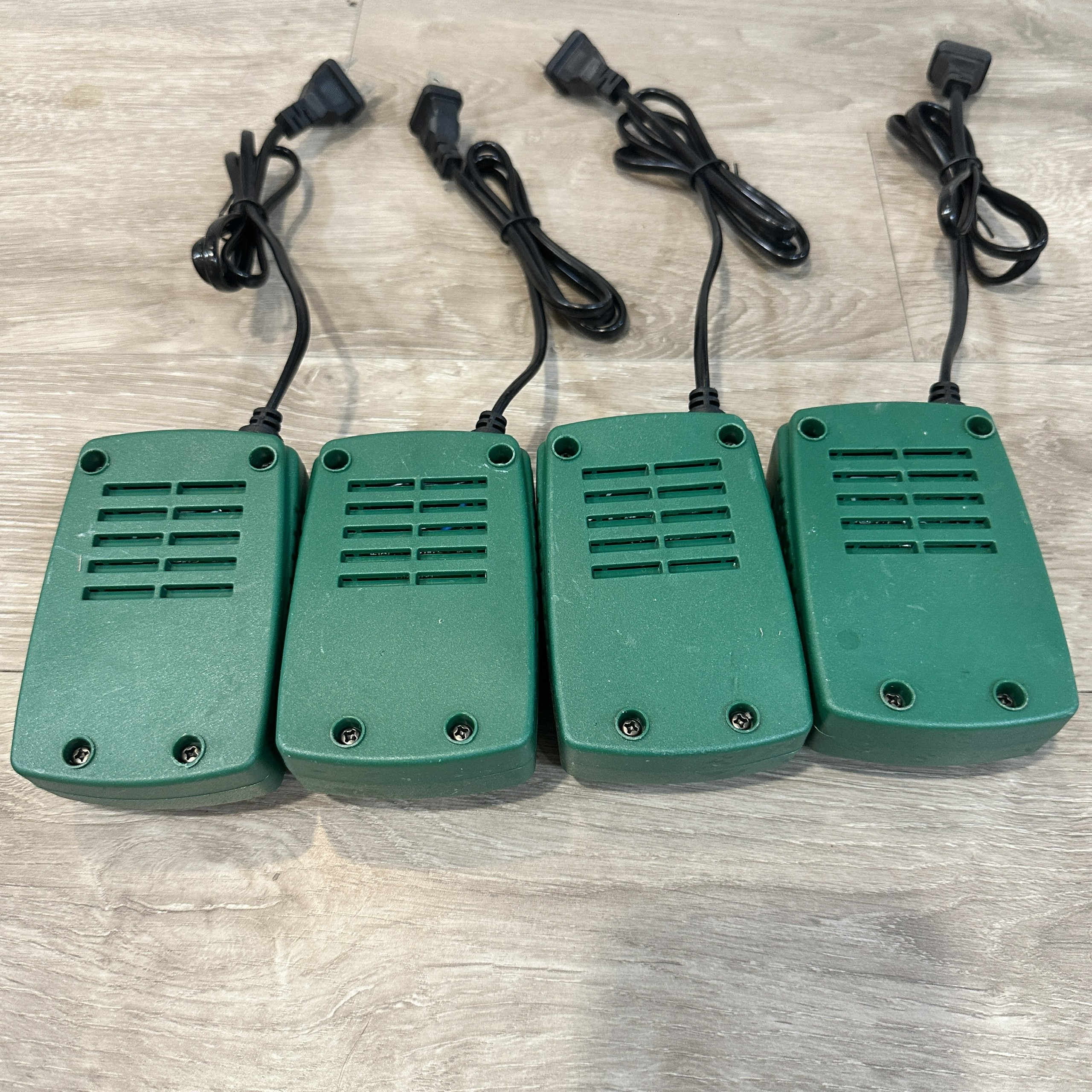 Dock Sạc Pin KPTs SAC-18V 18V Sạc Nhanh Tự Ngắt Cho Pin 4 Cell