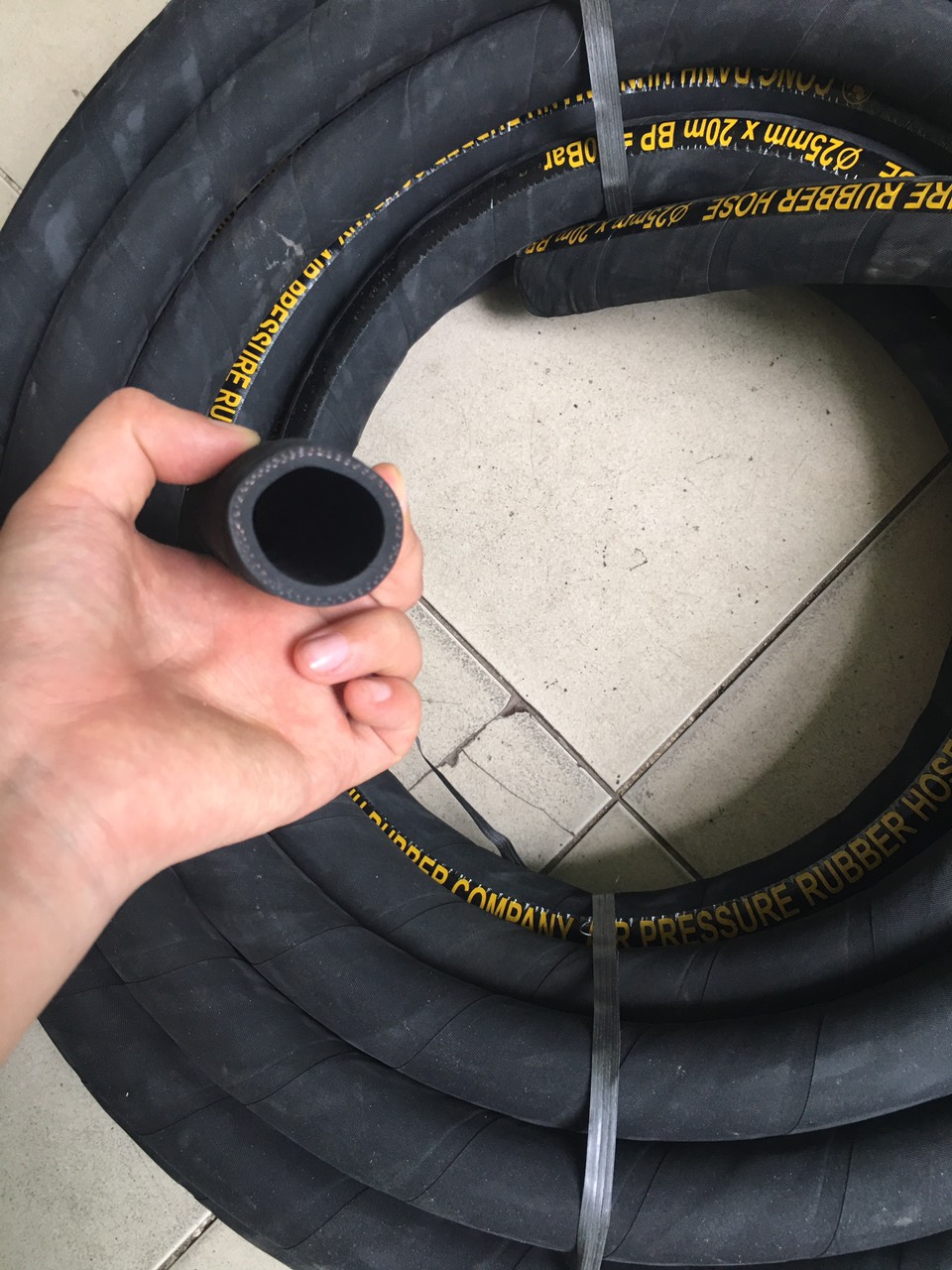 ỐNG CAO SU BƠM NƯỚC LOẠI 20M  BÁN THEO M HOẶC CUỘN PHI 16 ĐẾN PHI 50