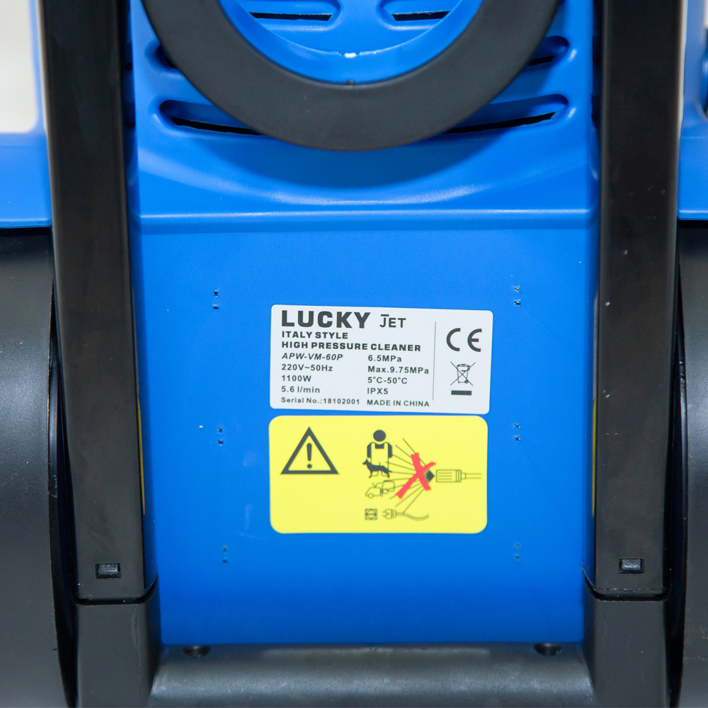 MÁY RỬA XE MINI ĐỨNG LUCKY APW -VM-60P 1100W-220V ÁP LỰC 70 ĐẾN 105 BAR LƯU LƯỢNG 6 L/P NHỎ GỌN TIỆN LỢI CHO VIỆC VỆ SINH NHÀ CỬA SÂN VƯỜN XE CỘ PHÙ HỢP CHO GIA ĐÌNH