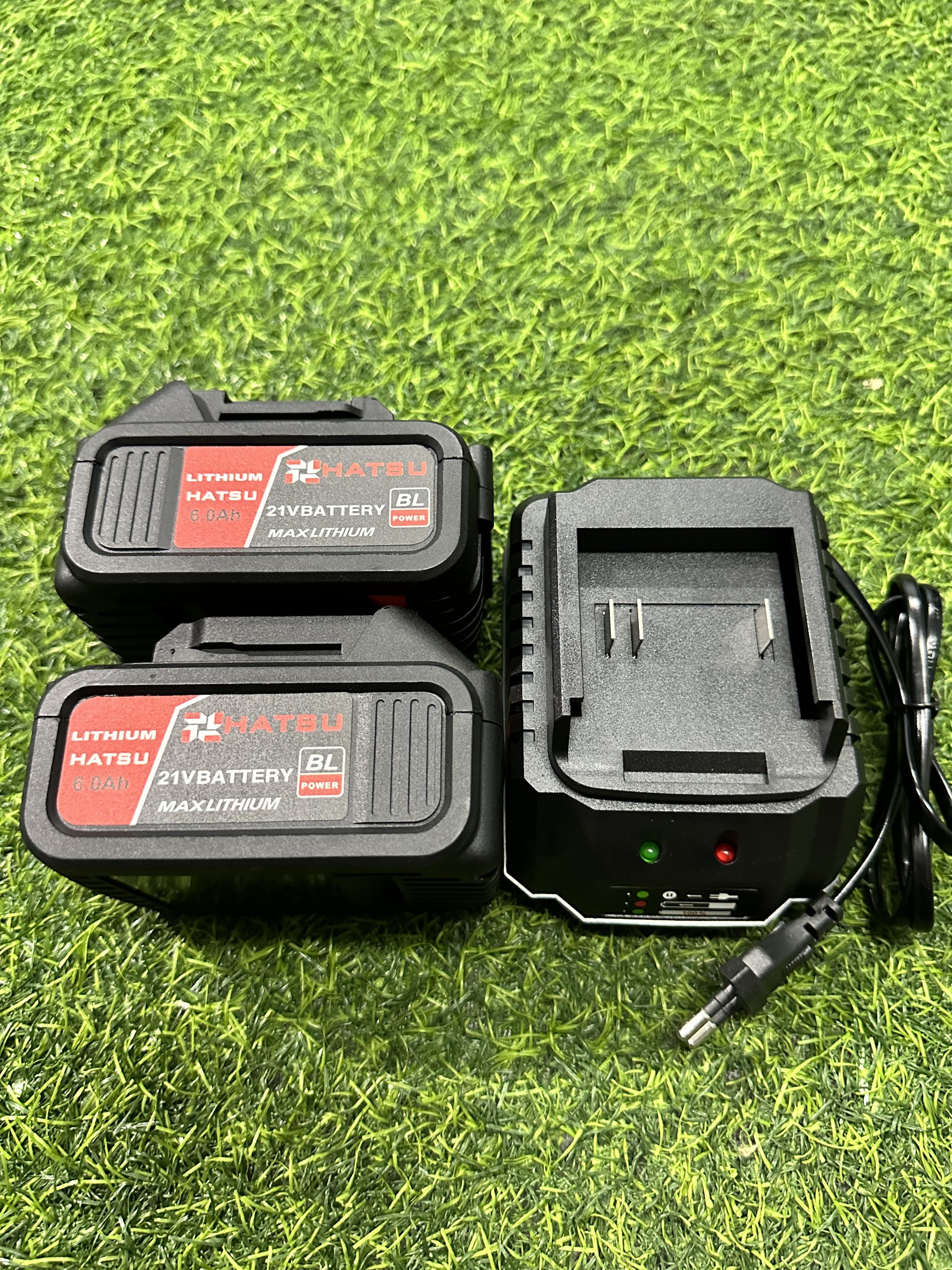 MÁY SIẾT BULONG HATSU HS-818 CHẠY PIN 21V CHÂN PIN PHỔ THÔNG KÈM 2 PIN 4000MAH DÒNG XẢ 5.0AH ĐỘNG CƠ KHÔNG CHỔI THAN  LỰC SIẾT TỐI ĐA 5200N.M TỐC ĐỘ KHÔNG TẢI 2890V/P LỰC ĐẬP 3310L/P ĐẦU BU LÔNG 2 TRONG 1